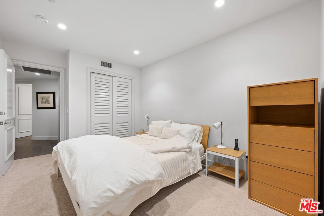 Santa Monica, California, 90402, United States, 2 Bedrooms Bedrooms, ,2 BathroomsBathrooms,Residential,For Sale,1901318