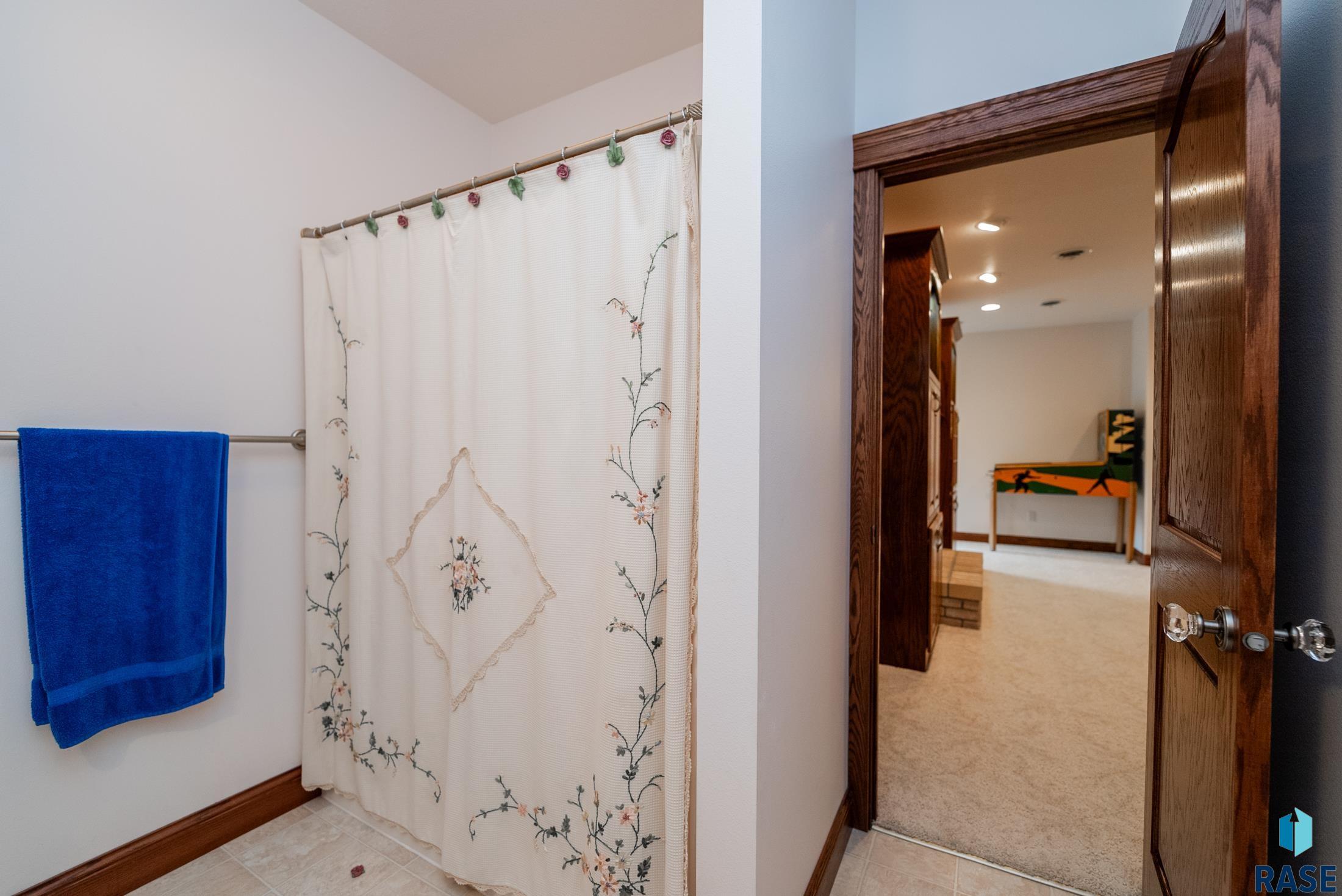 Yankton, South Dakota, 57078, United States, 6 Bedrooms Bedrooms, ,4 BathroomsBathrooms,Residential,For Sale,1975294