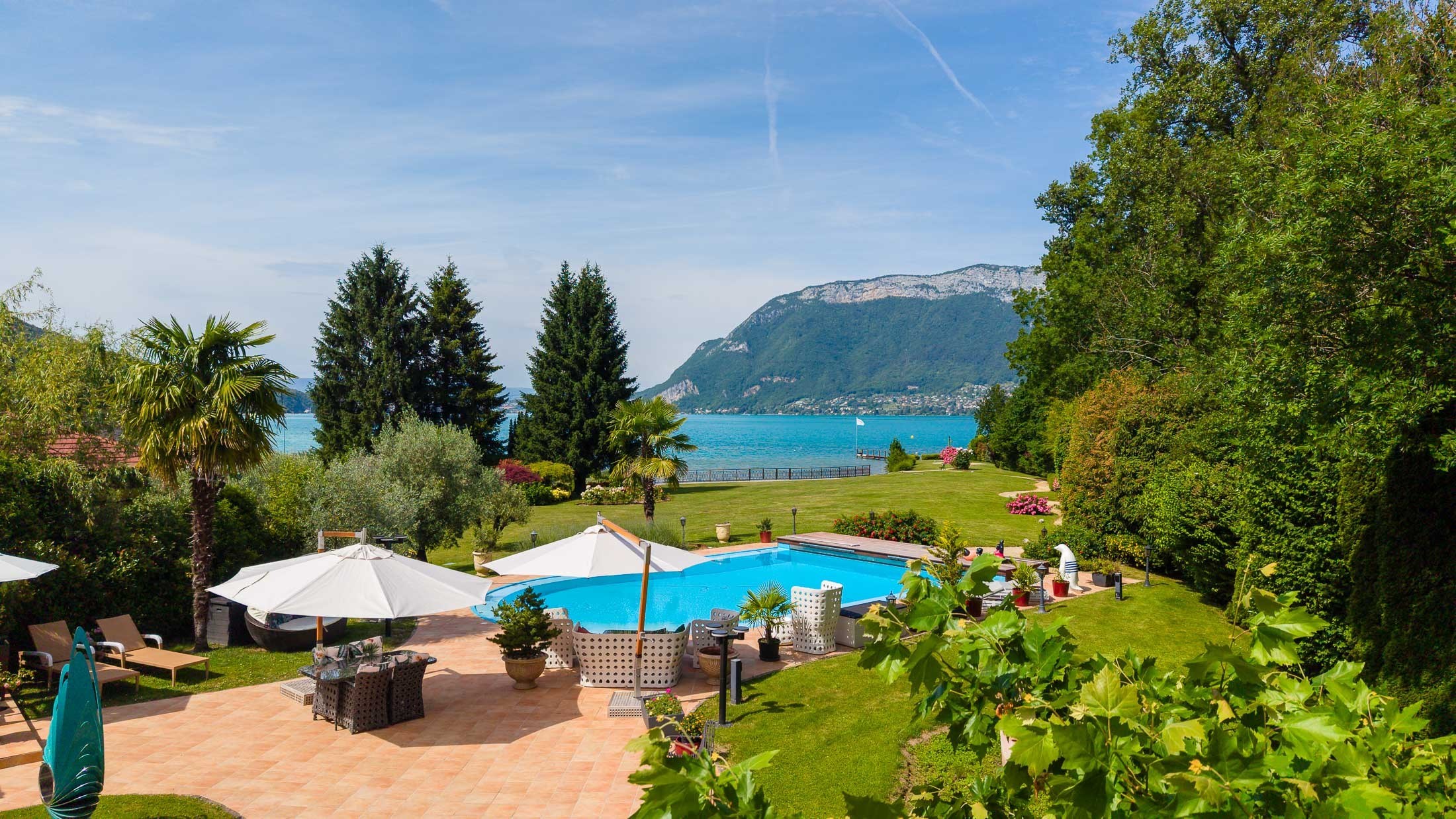  Exceptional property, unique waterfront location on Annecy