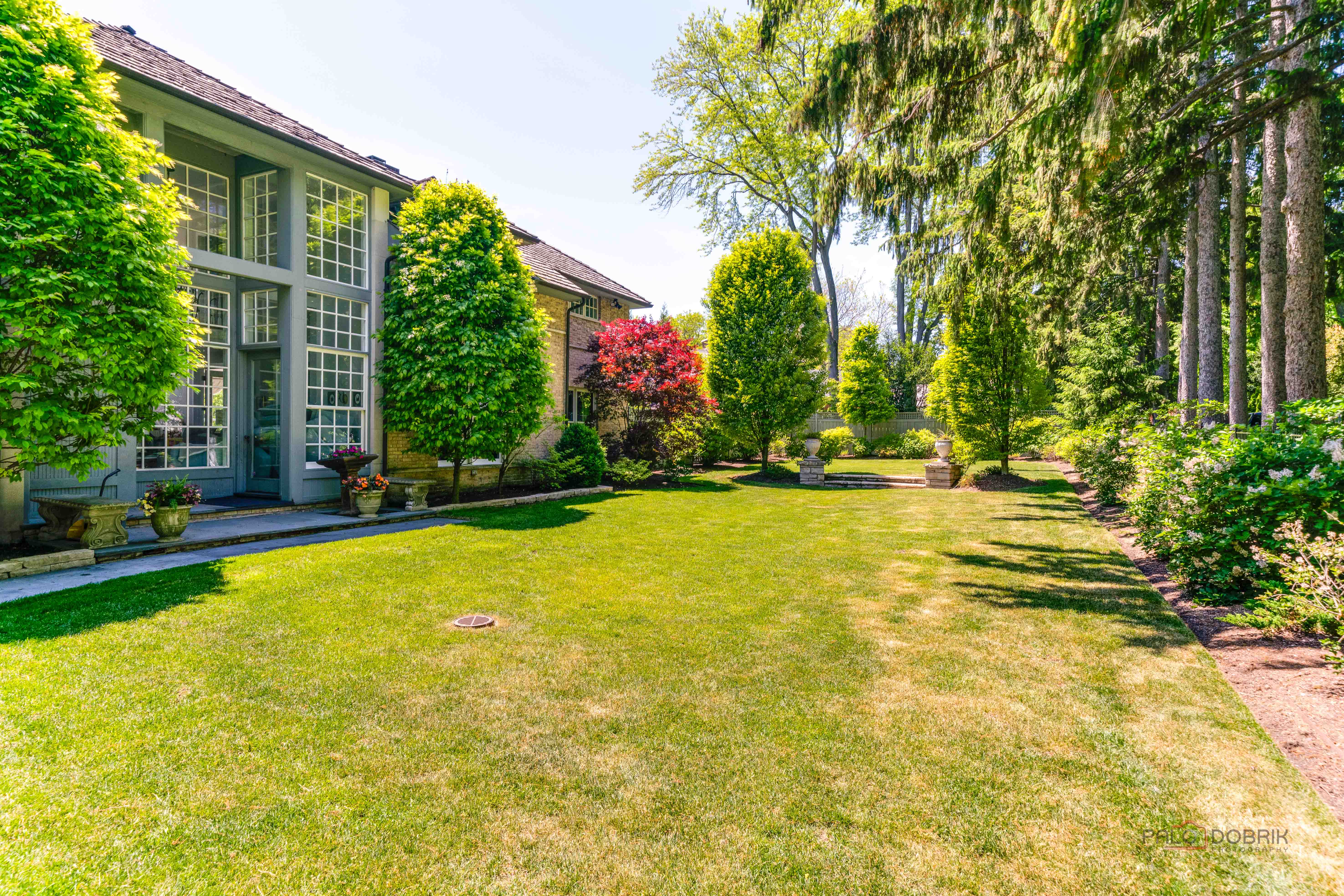  Timeless Architecture, Exceptional Privacy, and Beautifully Landscaped Grounds - 物件實景