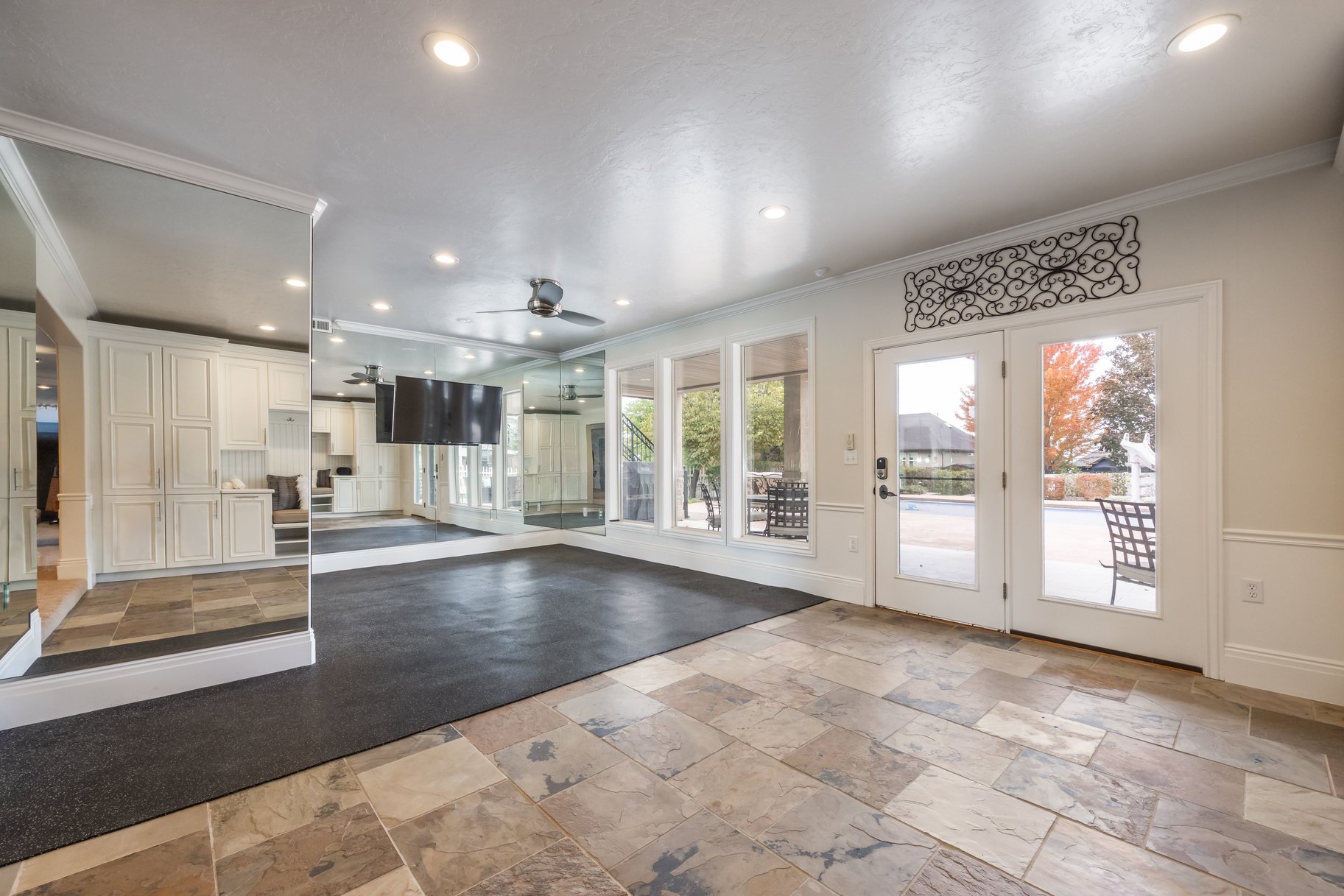  Stately Gated-Community Estate on Nearly Half an Acre: Vaulted Ceilings, Valley - 物件實景