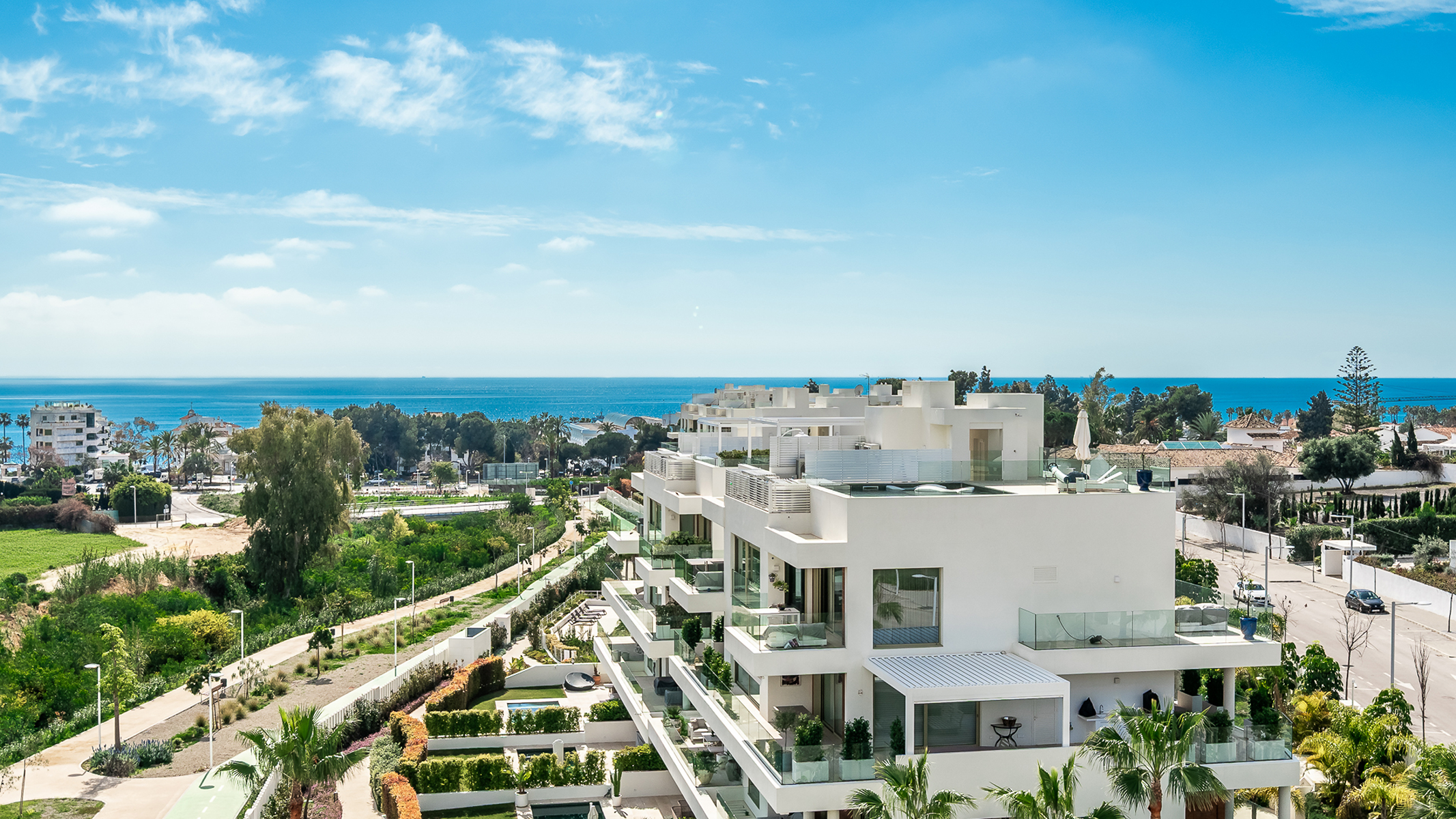  3-bedroom penthouse duplex with pool and sea views in Benalús, Marbella - 物件實景