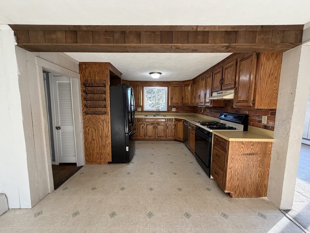 Methuen, Massachusetts, 01844, United States, 3 Bedrooms Bedrooms, ,2 BathroomsBathrooms,Residential,For Sale,2010745