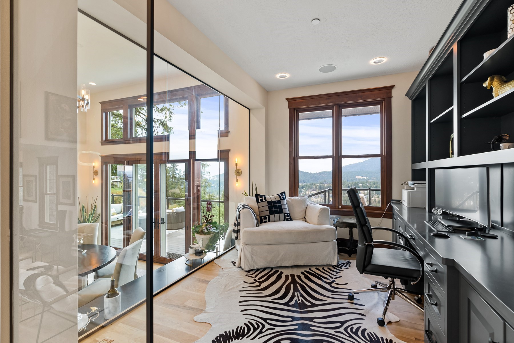  Stunning Contemporary Home with Lake Views - 物件實景