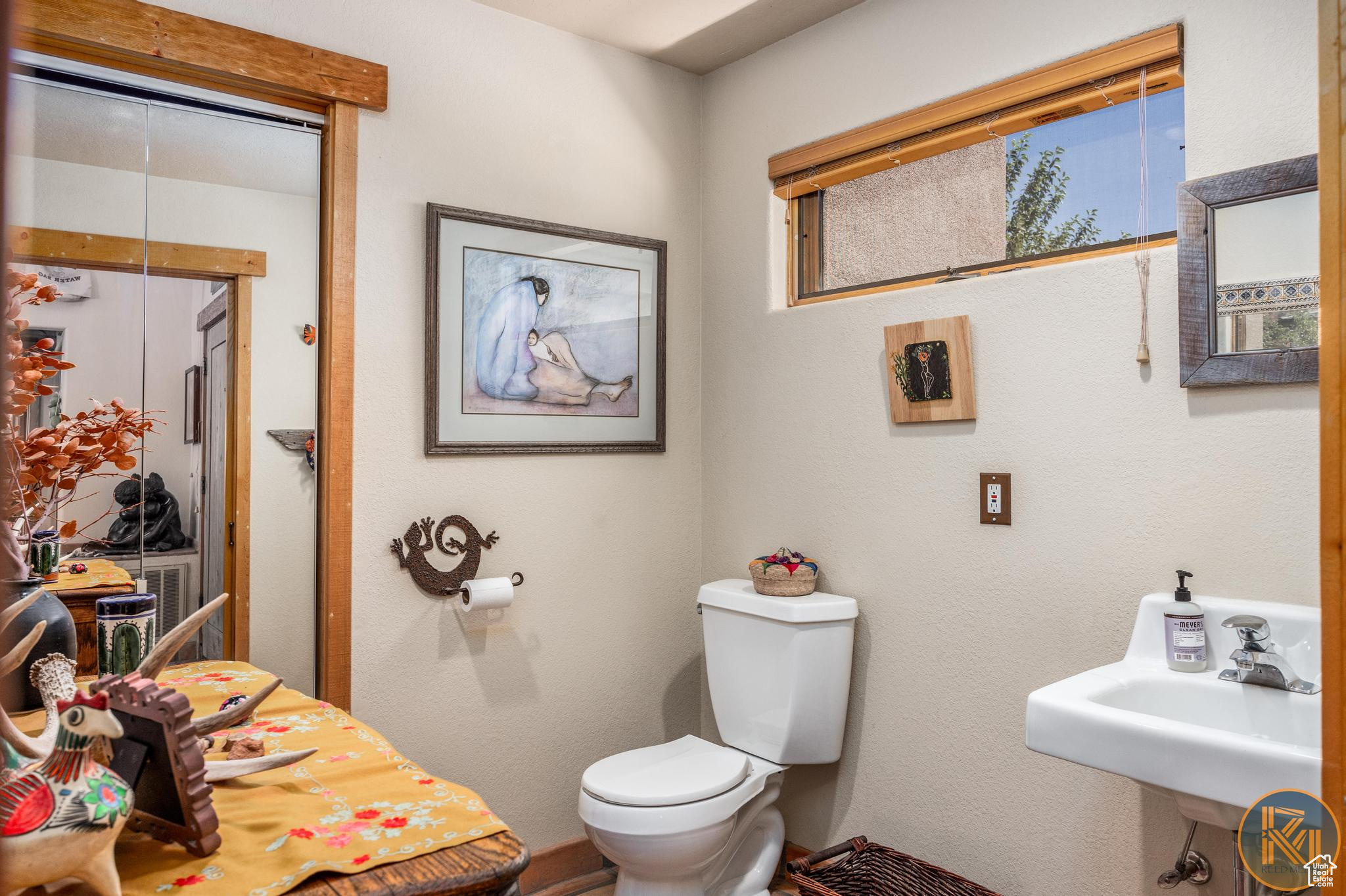 Kanab, Utah, 84741, United States, 2 Bedrooms Bedrooms, ,3 BathroomsBathrooms,Residential,For Sale,1903679