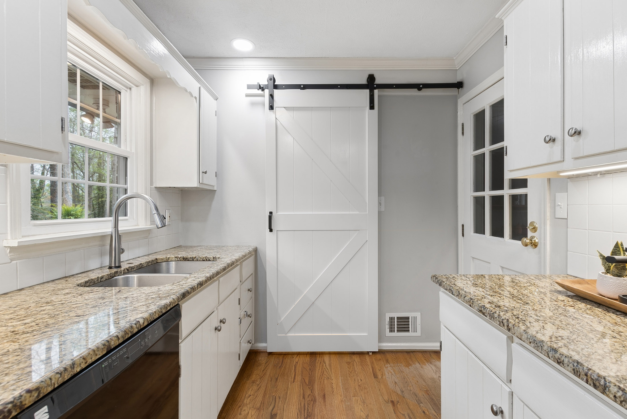  Charming Brick Ranch Nestled in Desirable Lockridge Forest Community - 物件實景