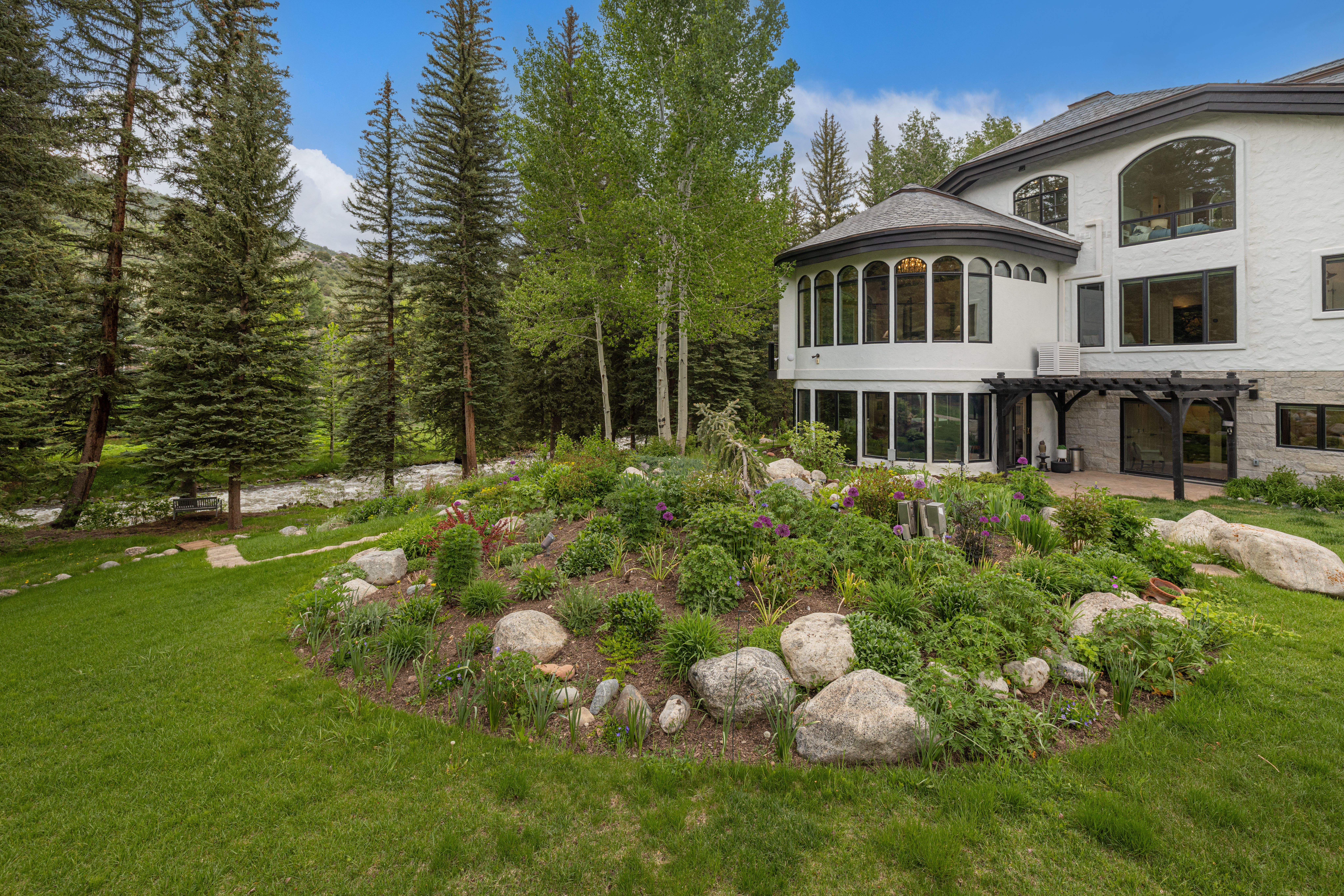  Meticulously Renovated Mountain Estate - 物件實景
