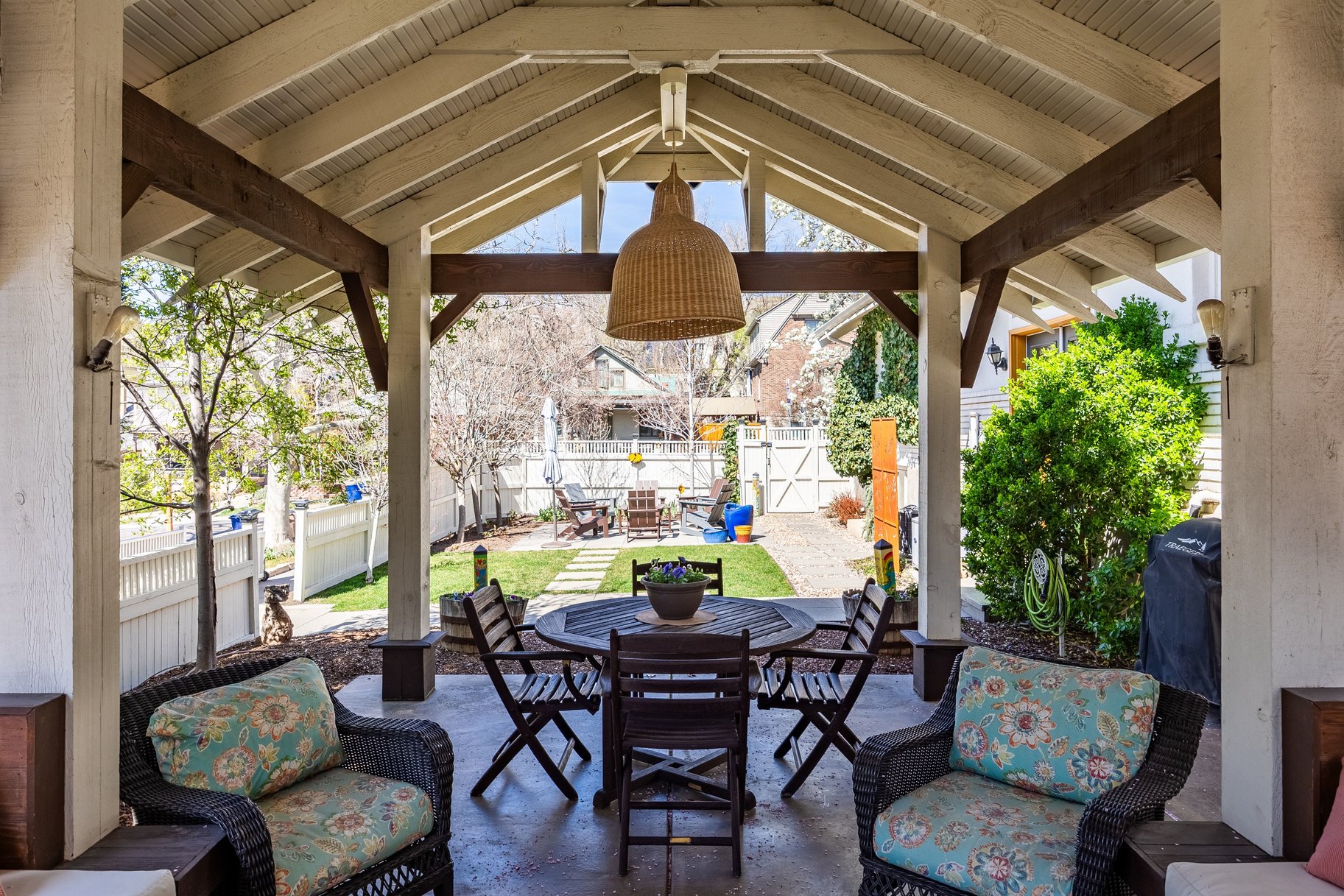  Timeless Bungalow with Enjoyable Outdoor Living - 物件實景