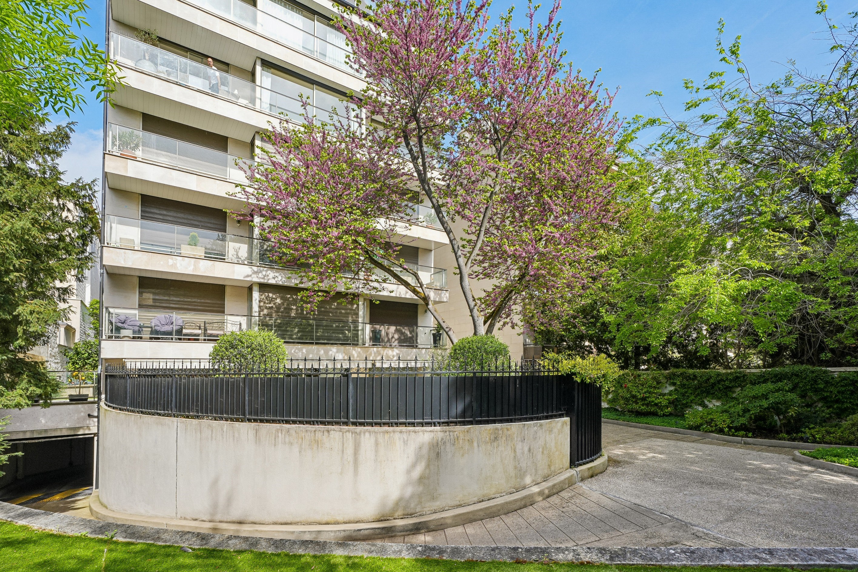  Rare 2-Bedroom Apartment with Balconies, Open Views, and Garage in Neuilly-sur-… - 物件實景
