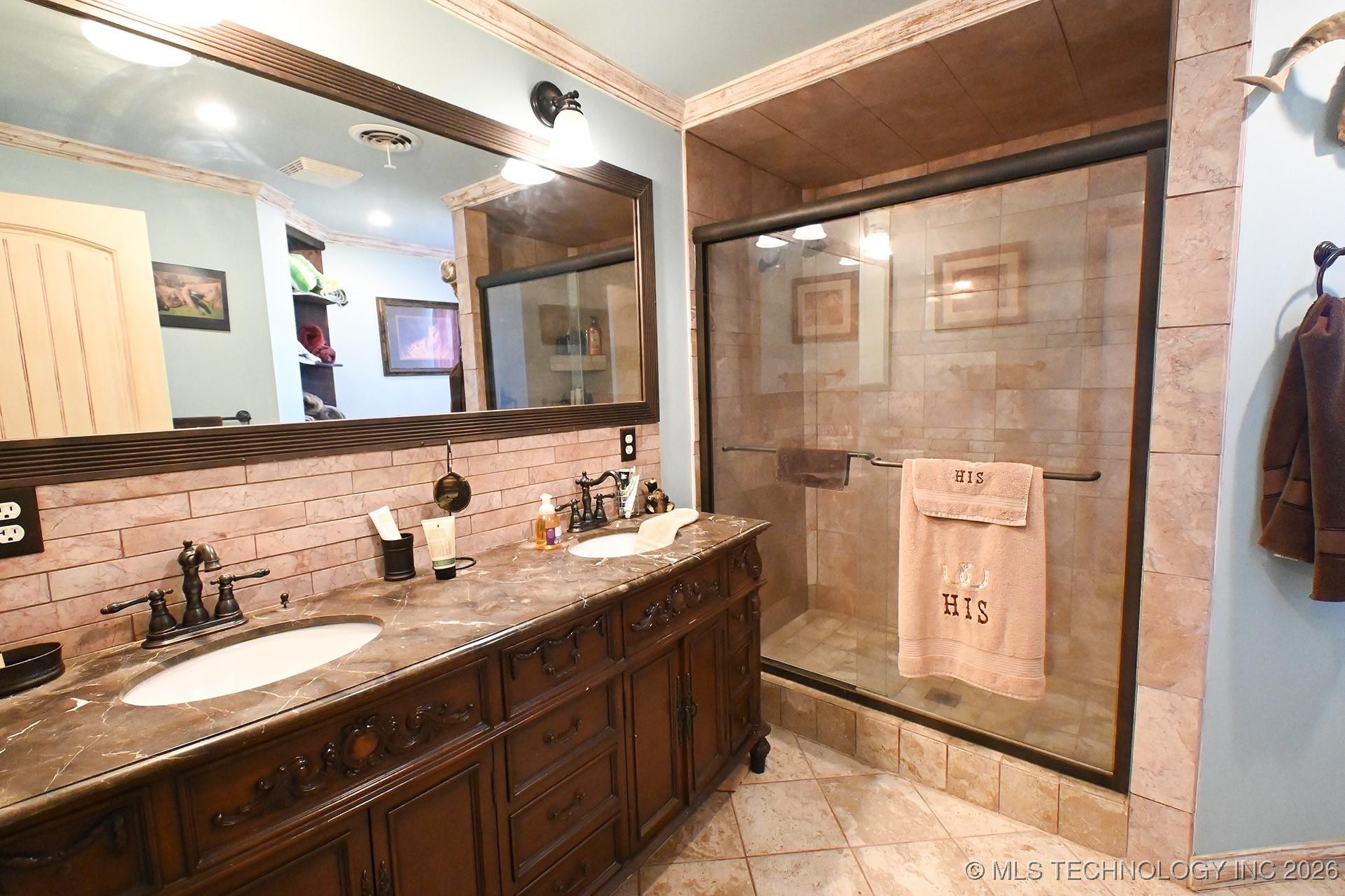 Sallisaw, Oklahoma, 74955, United States, 6 Bedrooms Bedrooms, ,4 BathroomsBathrooms,Residential,For Sale,2009244