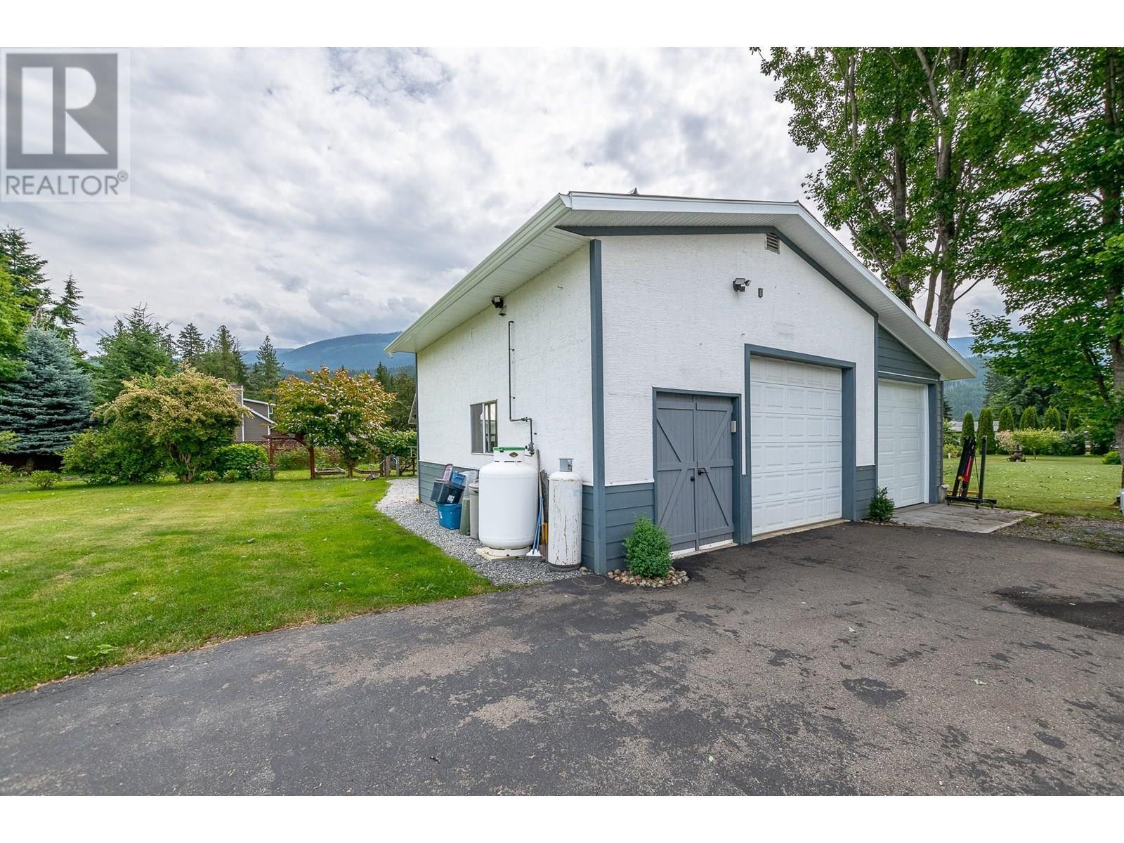 SICAMOUS, British Columbia, V0E 2V4, CA, 3 Bedrooms Bedrooms, ,2 BathroomsBathrooms,Residential,For Sale,1903862