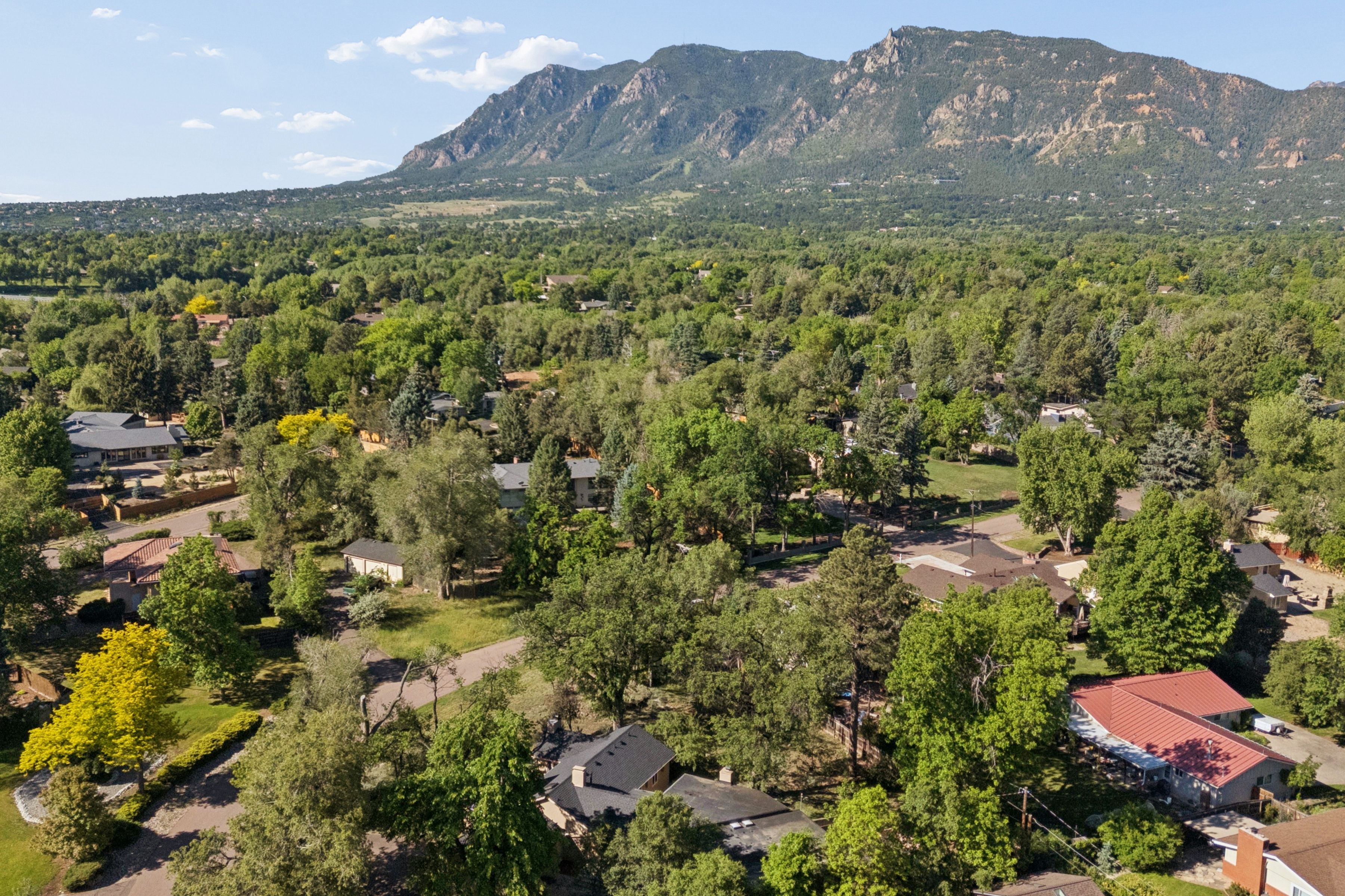  One-Level Broadmoor Living - 物件實景