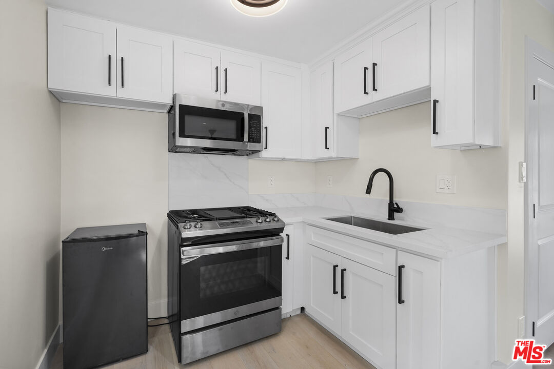 Los Angeles, California, 90068, United States, 5 Bedrooms Bedrooms, ,4 BathroomsBathrooms,Residential,For Sale,1892047