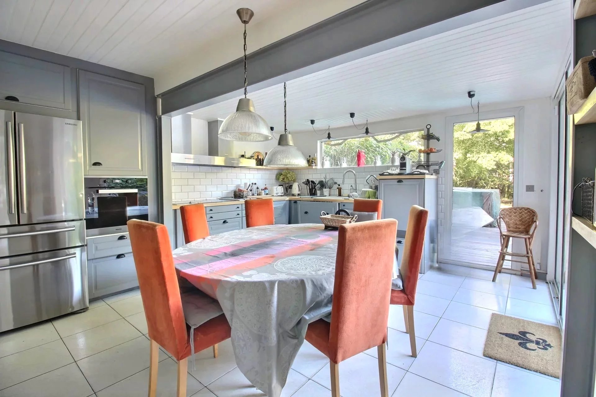 Bordeaux, New Aquitaine, 33000, FR, 5 Bedrooms Bedrooms, ,2 BathroomsBathrooms,Residential,For Sale,1668879