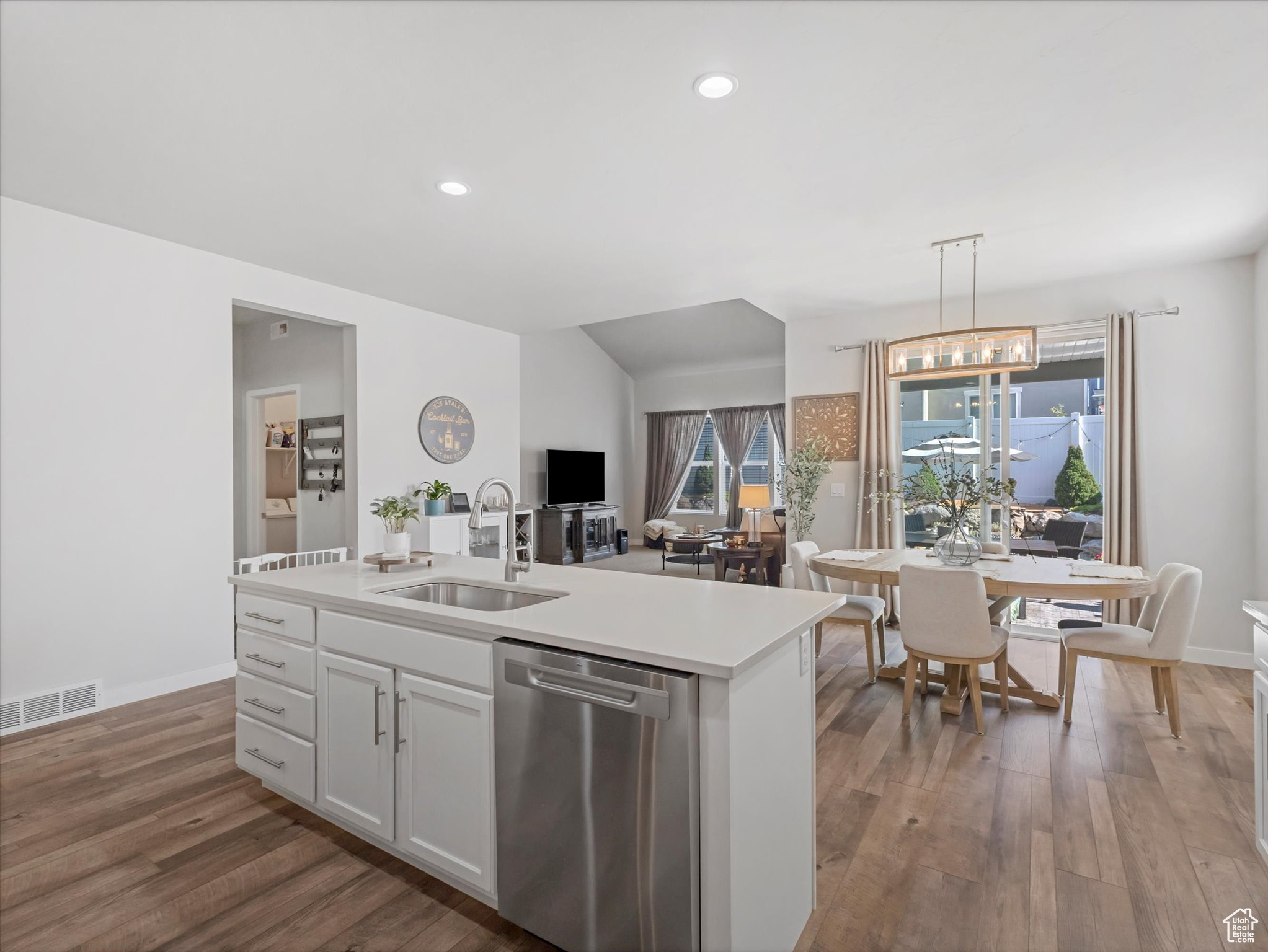 West Jordan, Utah, 84081, United States, 3 Bedrooms Bedrooms, ,3 BathroomsBathrooms,Residential,For Sale,1875821