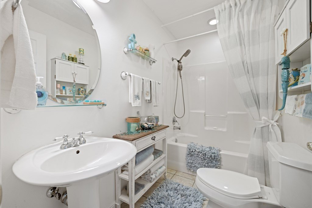 Murphy, North Carolina, 28906, United States, 2 Bedrooms Bedrooms, ,2 BathroomsBathrooms,Residential,For Sale,1923823