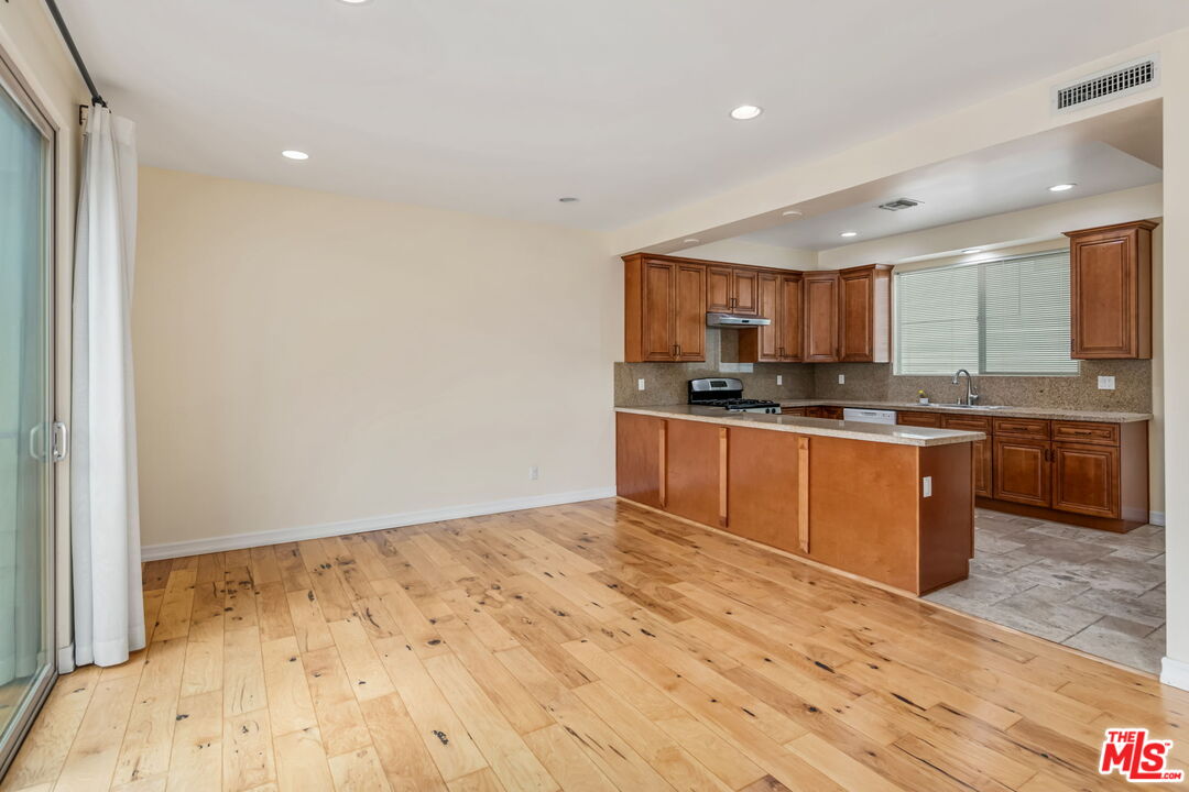 Los Angeles, California, 90025, United States, 6 Bedrooms Bedrooms, ,Residential,For Sale,1932013