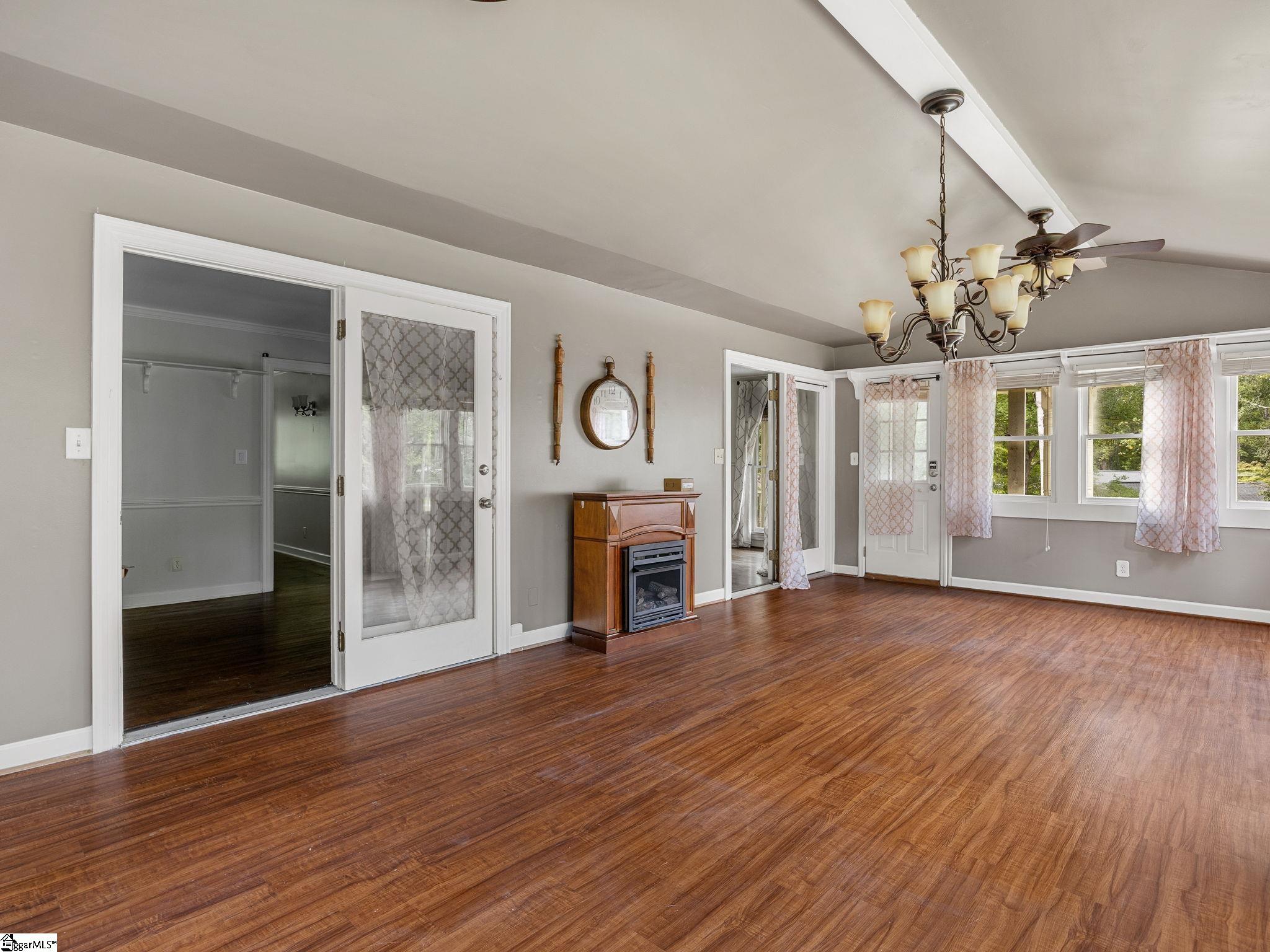 Spartanburg, South Carolina, 29301, United States, 4 Bedrooms Bedrooms, ,3 BathroomsBathrooms,Residential,For Sale,1950138