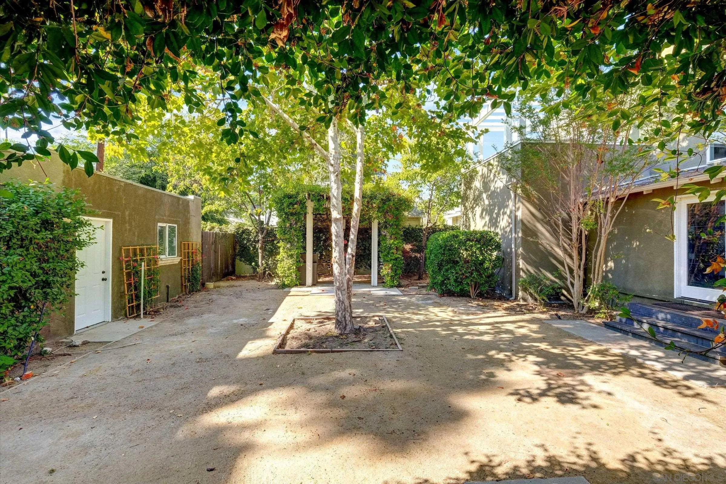Los Angeles, California, 90027, United States, 4 Bedrooms Bedrooms, ,4 BathroomsBathrooms,Residential,For Sale,1924744