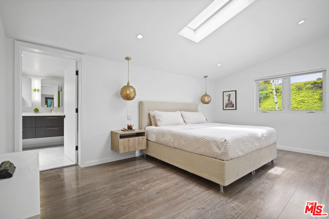 Malibu, California, 90265, United States, 3 Bedrooms Bedrooms, ,2 BathroomsBathrooms,Residential,For Sale,1874466