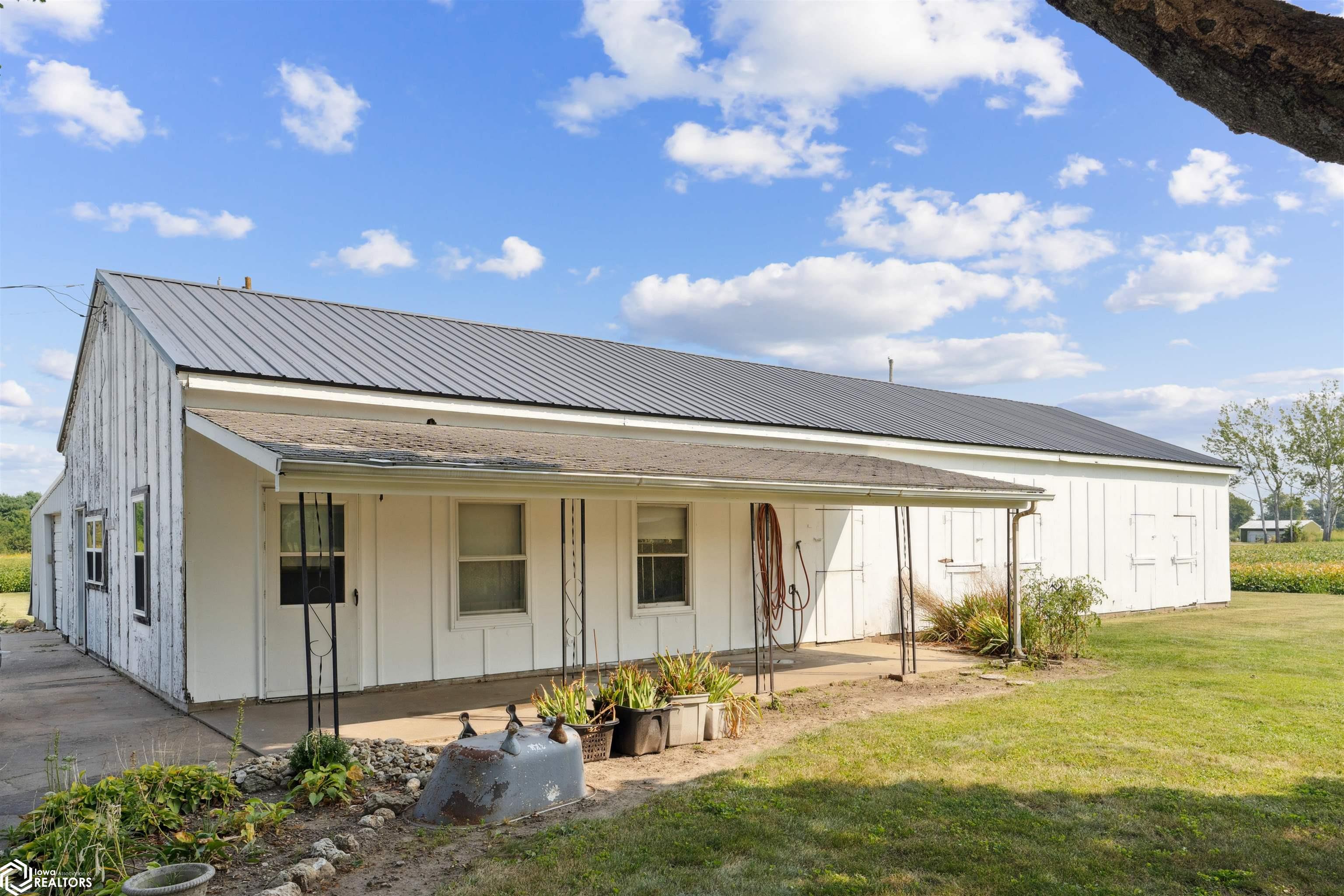 Dallas City, Illinois, 62330, United States, 8 Bedrooms Bedrooms, ,7 BathroomsBathrooms,Residential,For Sale,1980104