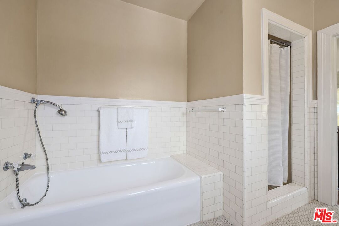 Los Angeles, California, 90004, United States, 5 Bedrooms Bedrooms, ,3 BathroomsBathrooms,Residential,For Sale,1940540