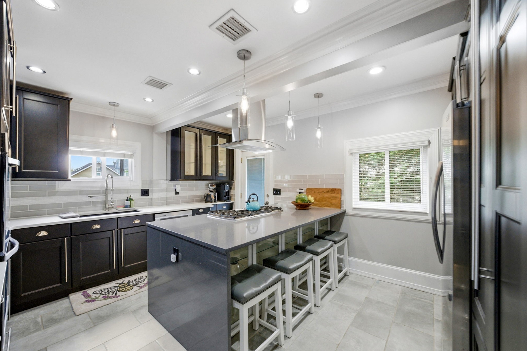  Fully Renovated Two Family Property - 物件實景