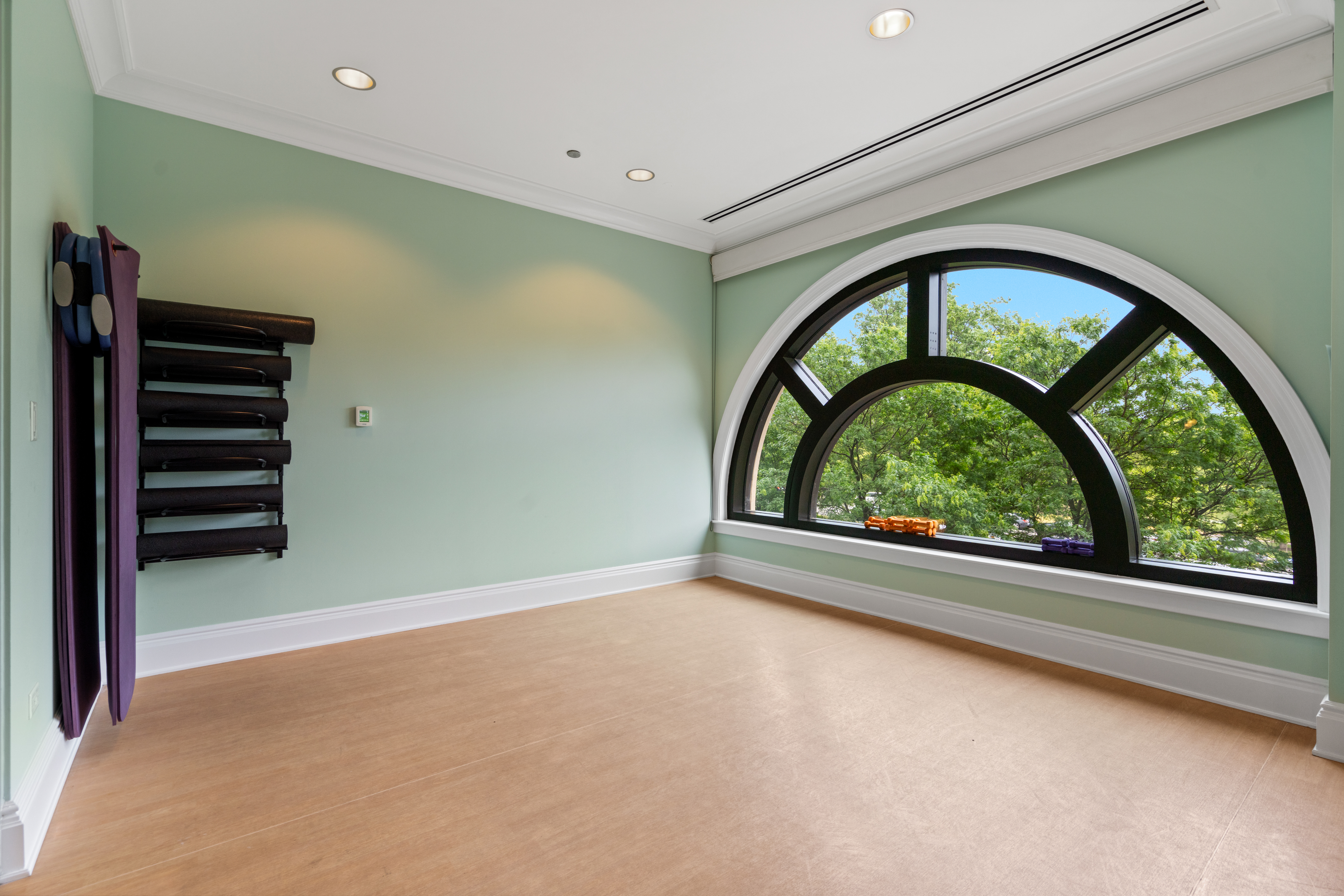  A Rare Opportunity to Own a 5,245-Square-Foot Single-Family Home - 物件實景