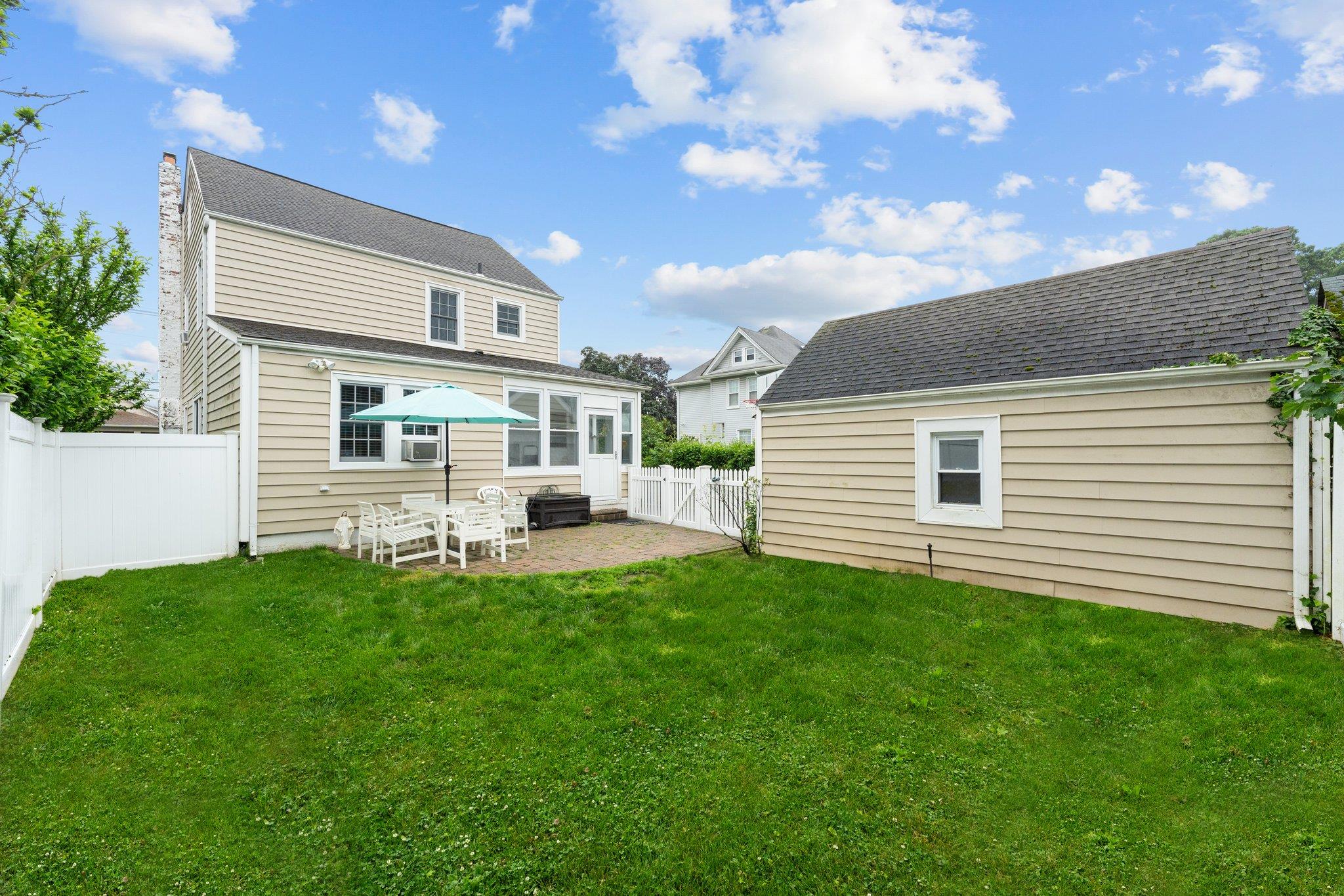 Rockville Centre, New York, 11570, United States, 4 Bedrooms Bedrooms, ,2 BathroomsBathrooms,Residential,For Sale,1928749