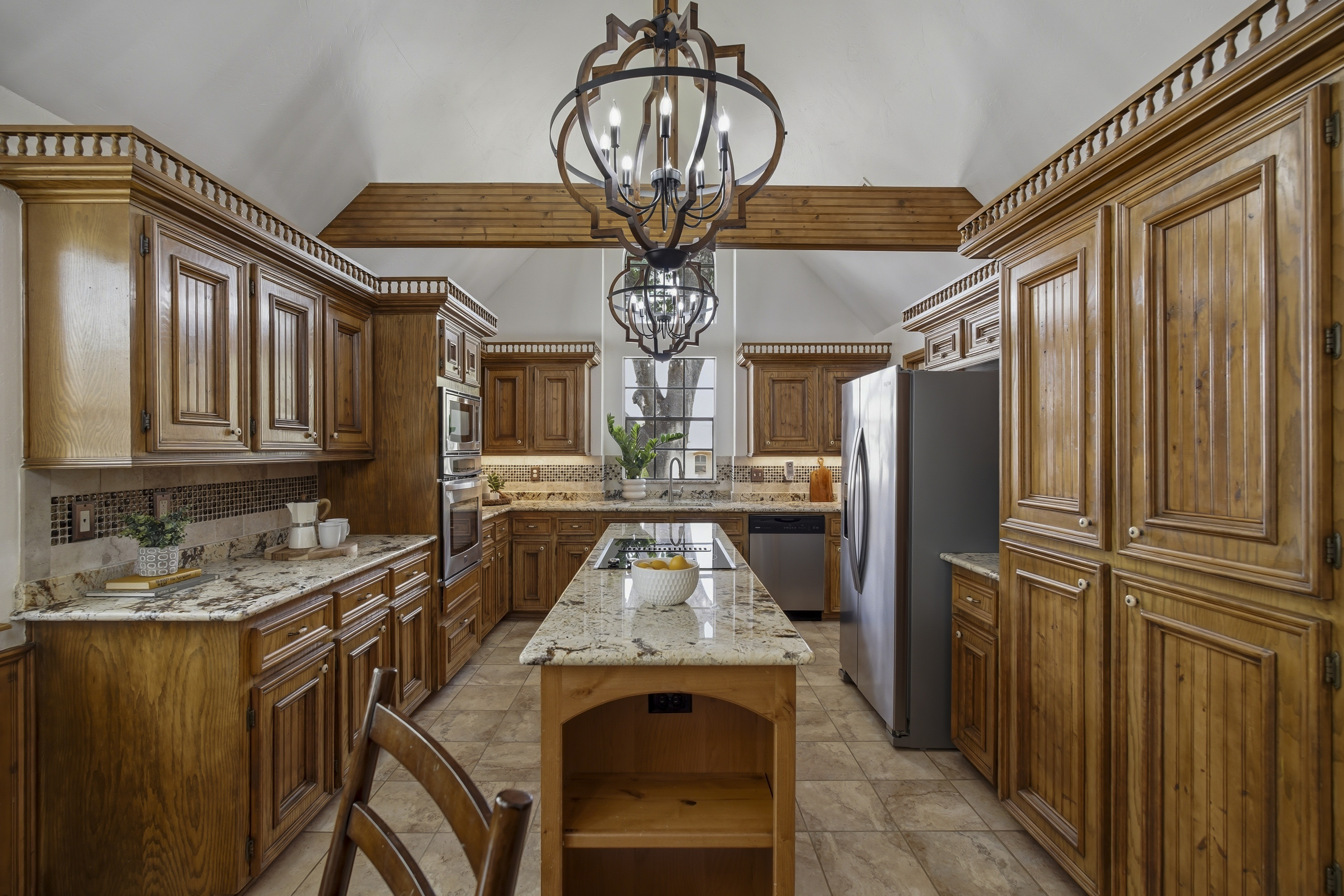  Custom Home with Private Backyard Oasis - 物件實景