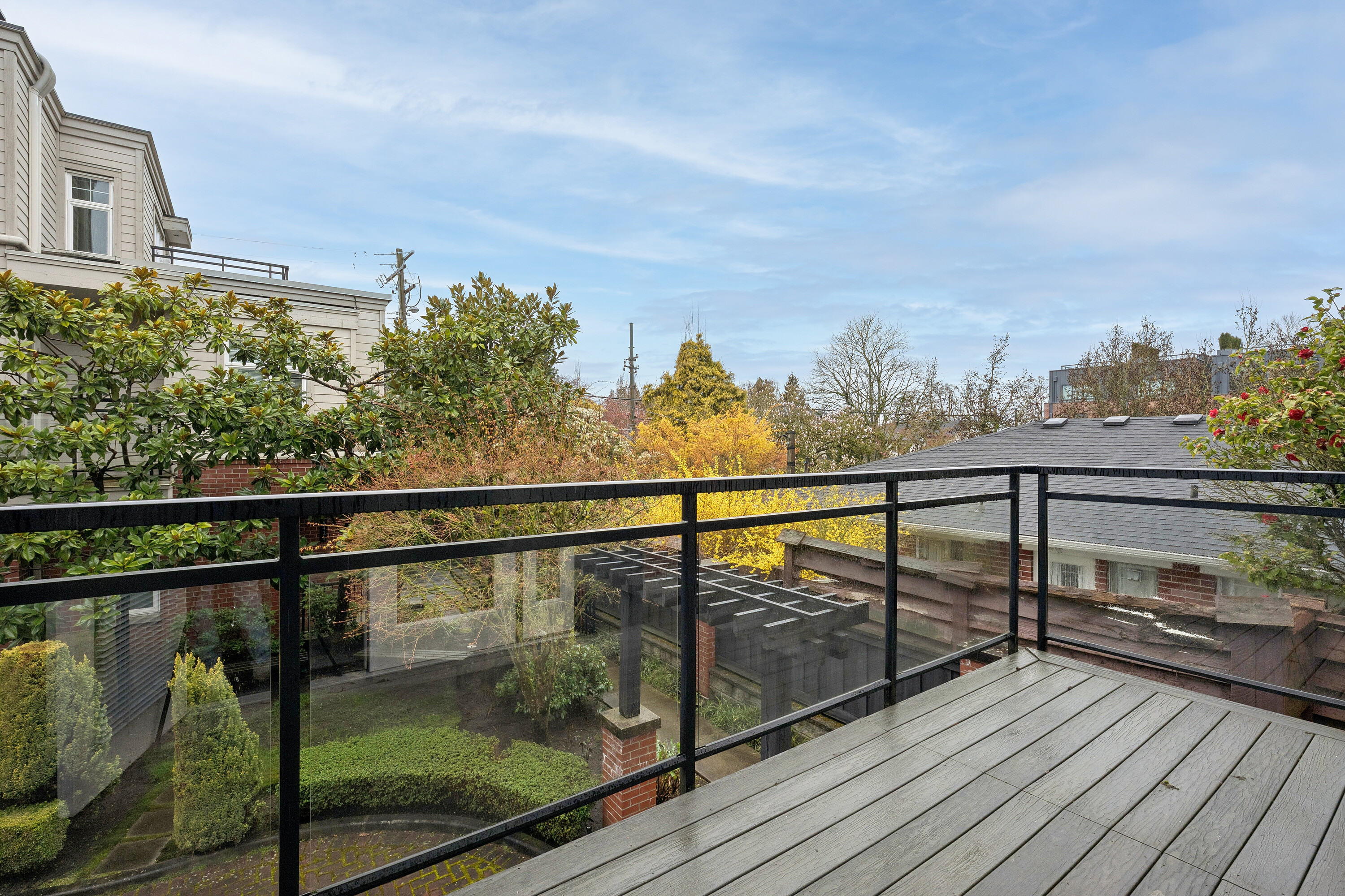  Elevated End-Unit Townhome - 物件實景