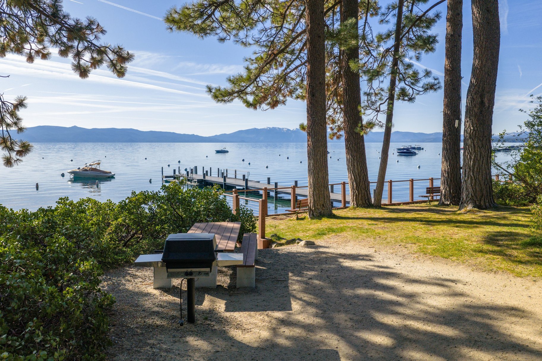  Iconic, Updated A-frame Steps from Trails with Private Beach Membership - 物件實景