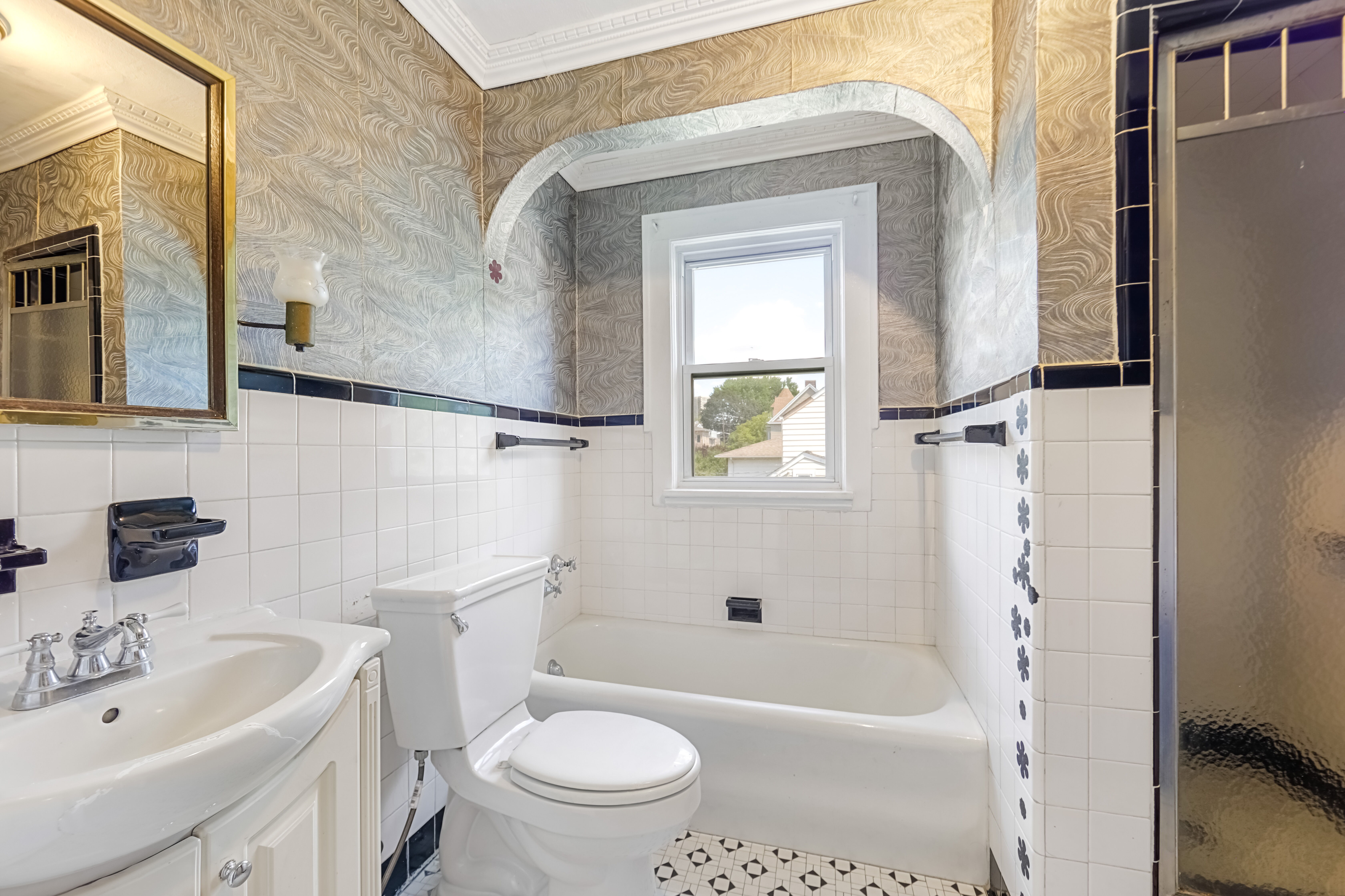 Cliffside Park, New Jersey, 07010, United States, 3 Bedrooms Bedrooms, ,3 BathroomsBathrooms,Residential,For Sale,1980135