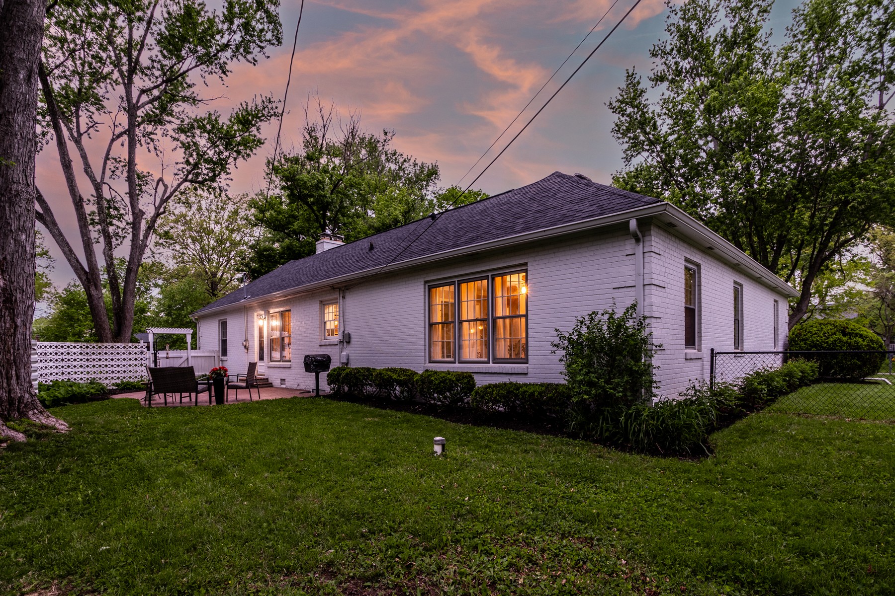  Beautiful and Quiet Home Set on Over Half an Acre - 物件實景