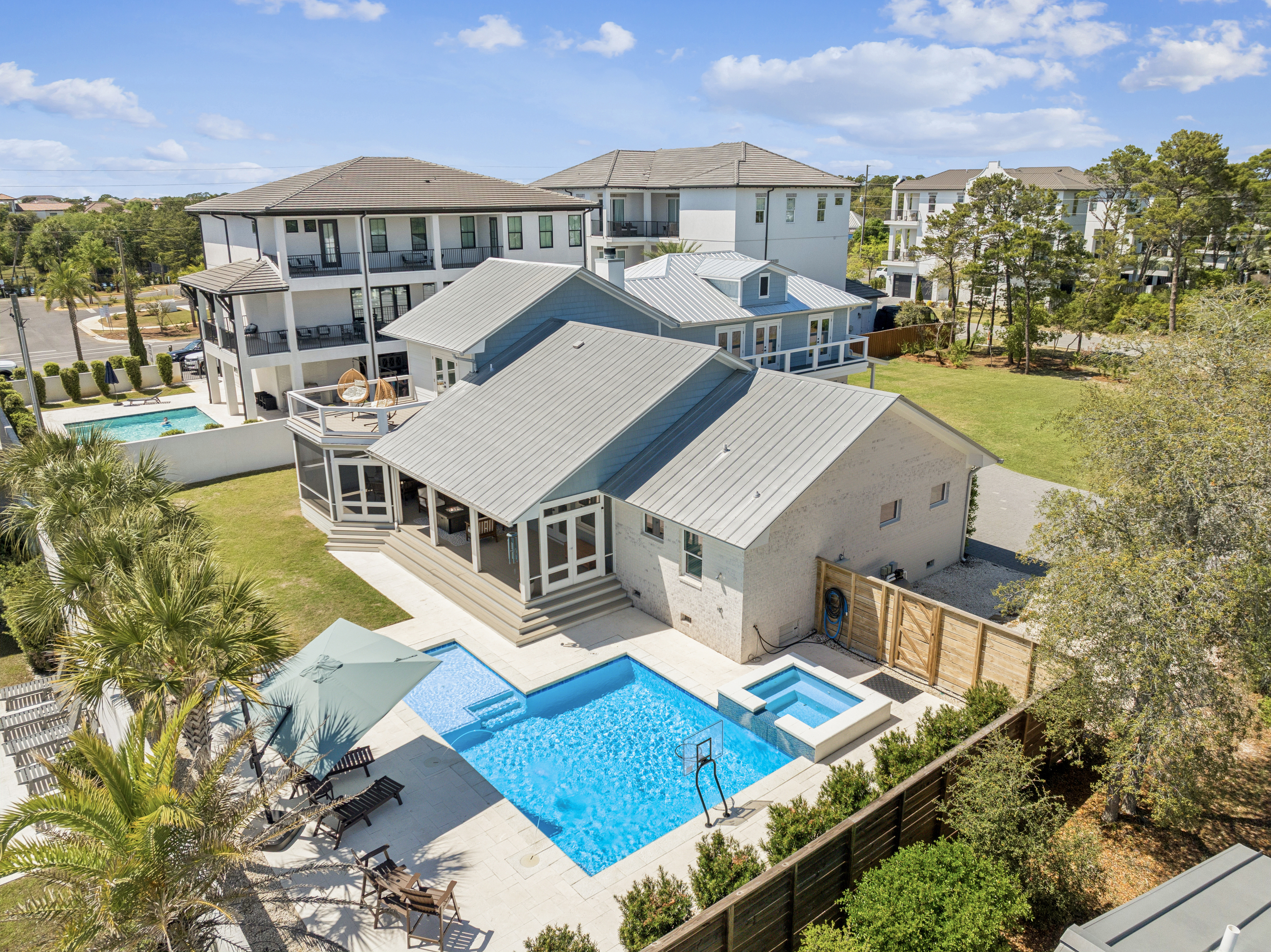  Completely Renovated Home On Half-Acre Lot Near Gulf Place - 物件實景