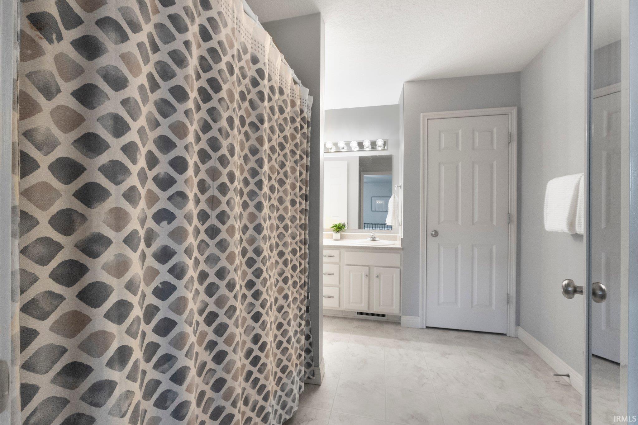 Leo, Indiana, 46765-9347, United States, 4 Bedrooms Bedrooms, ,5 BathroomsBathrooms,Residential,For Sale,1975042