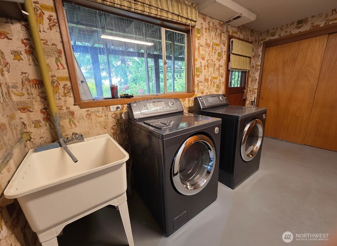 Seattle, Washington, 98106, United States, 4 Bedrooms Bedrooms, ,2 BathroomsBathrooms,Residential,For Sale,2048225