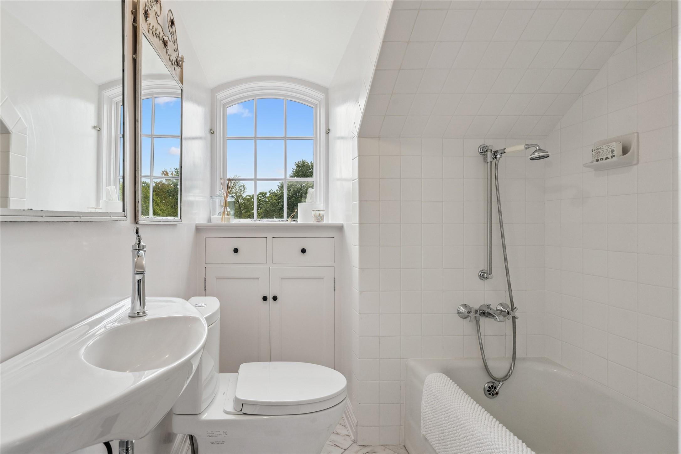 Des Moines, Iowa, 50312, United States, 4 Bedrooms Bedrooms, ,4 BathroomsBathrooms,Residential,For Sale,1942585