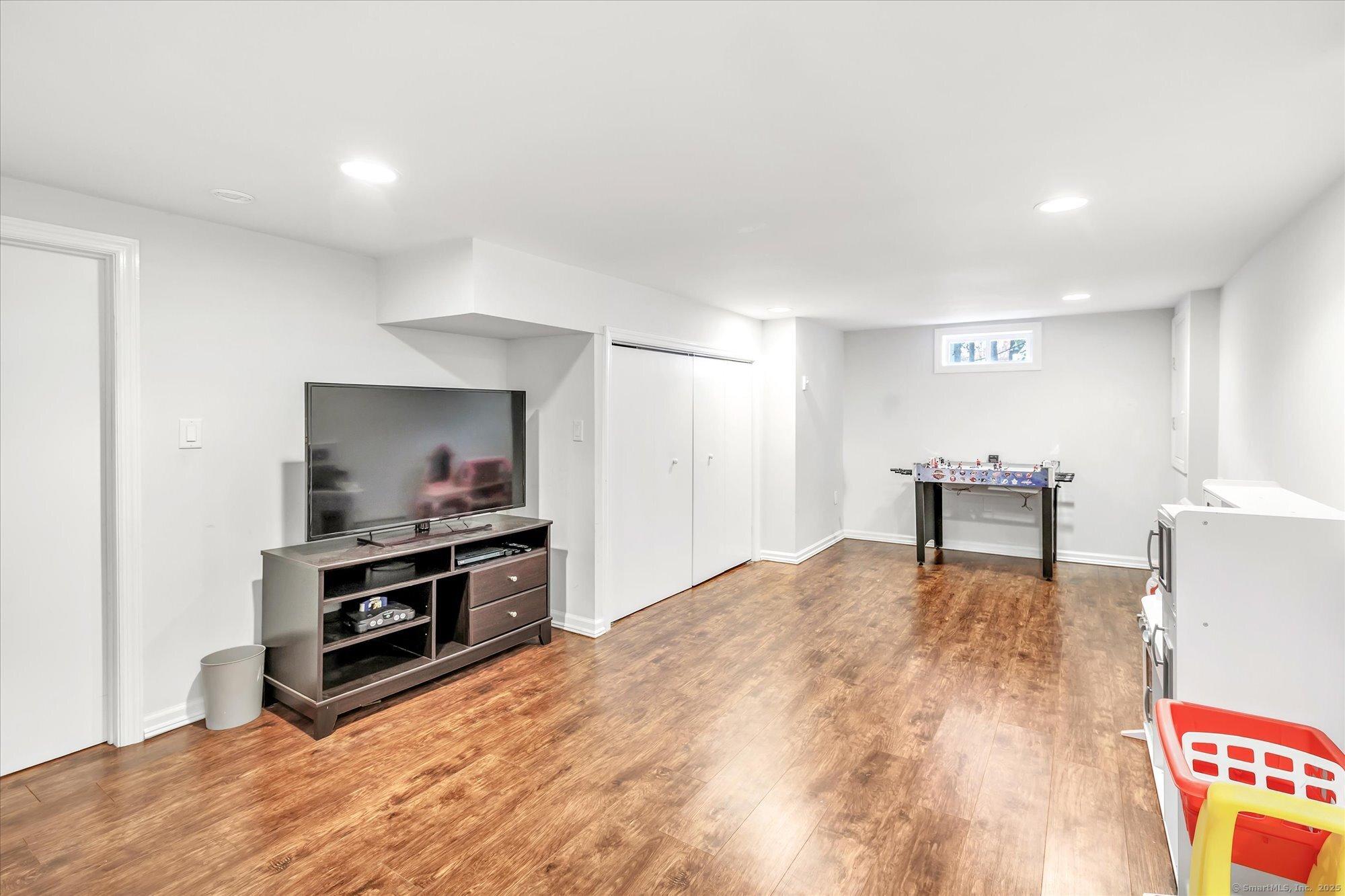 Stratford, Connecticut, 06614, United States, 3 Bedrooms Bedrooms, ,2 BathroomsBathrooms,Residential,For Sale,1978049