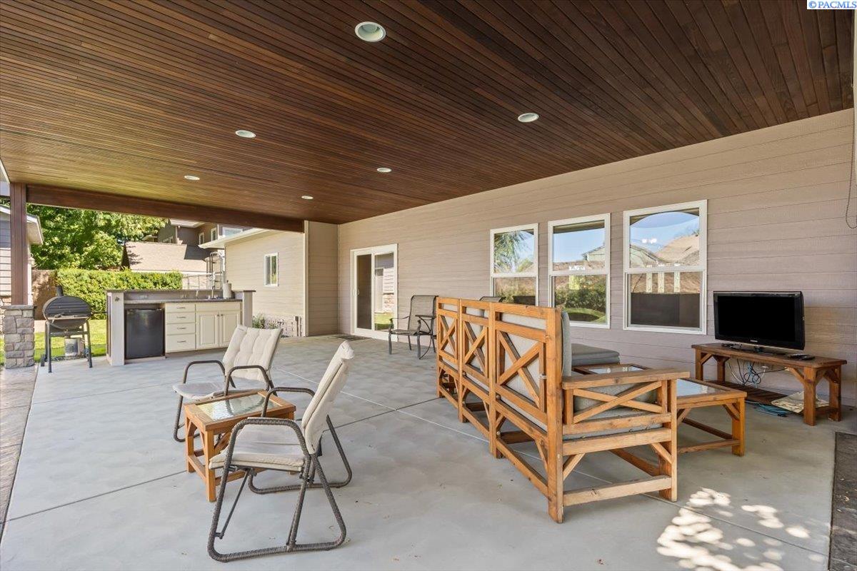 Richland, Washington, 99352, United States, 4 Bedrooms Bedrooms, ,2 BathroomsBathrooms,Residential,For Sale,1992938