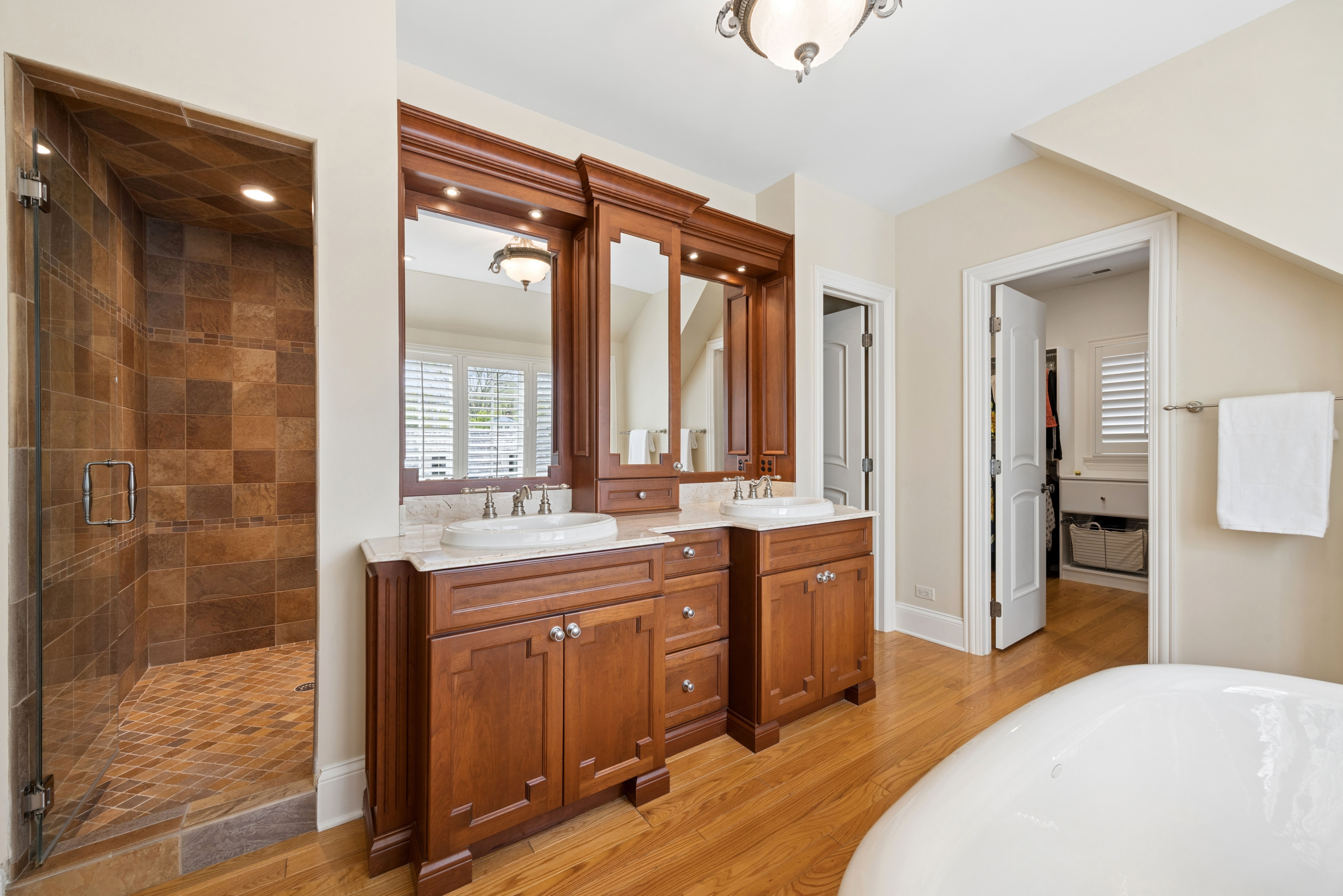  Impressive Cedar and Sstone Home in A+ Sought After Location - 物件實景