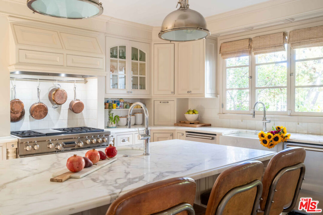 Los Angeles, California, 90004, United States, 4 Bedrooms Bedrooms, ,5 BathroomsBathrooms,Residential,For Sale,1989433
