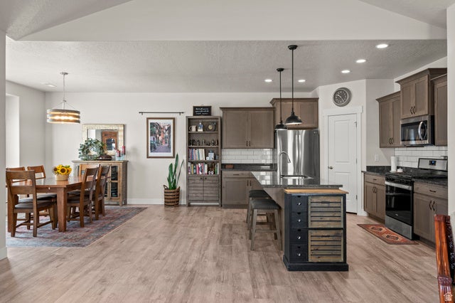 Salem, Utah, 84653, United States, 3 Bedrooms Bedrooms, ,3 BathroomsBathrooms,Residential,For Sale,2010840