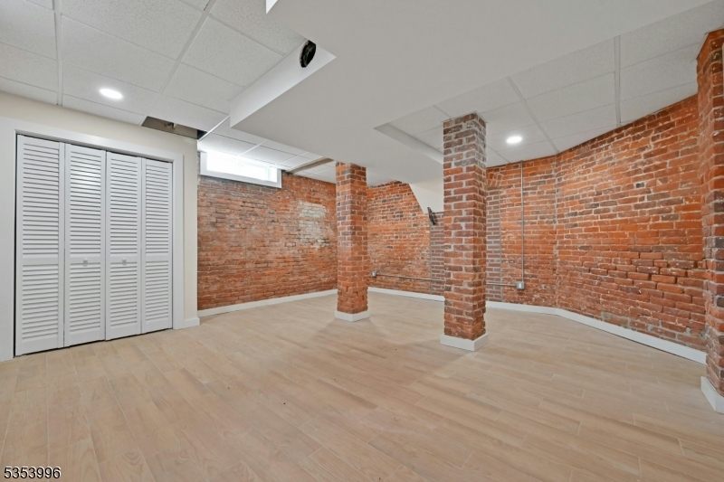 Montclair Twp., New Jersey, 07042, United States, ,Residential,For Sale,1989537