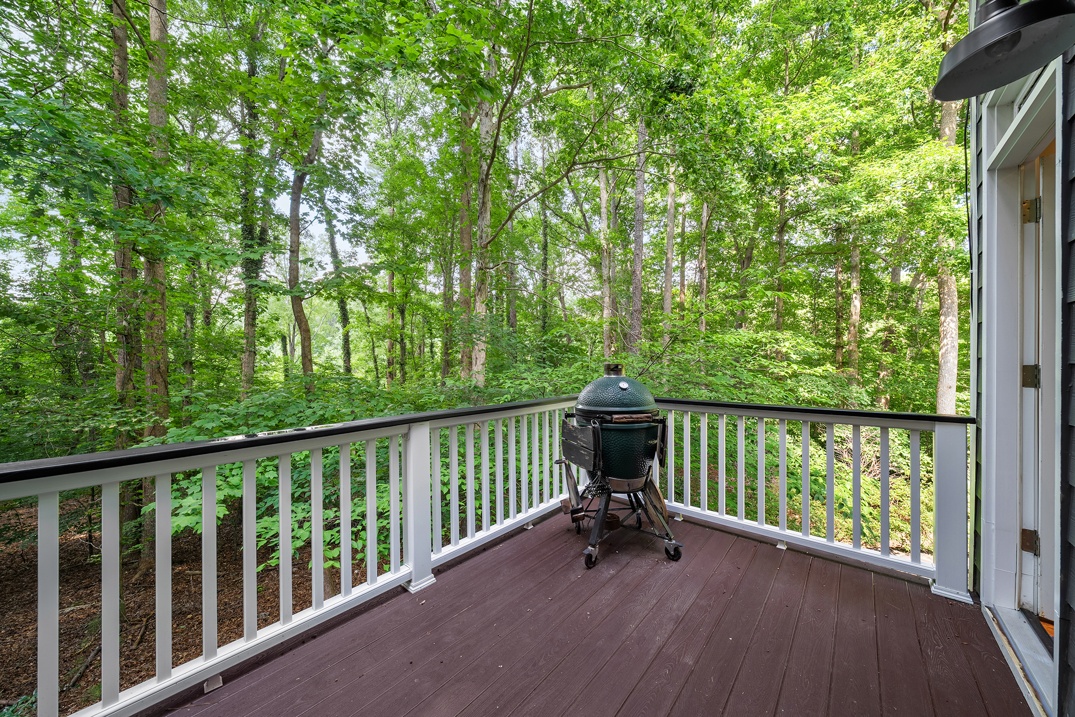  Home Offers a Serene, Wooded Escape Without Giving Up an Inch of Convenience - 物件實景