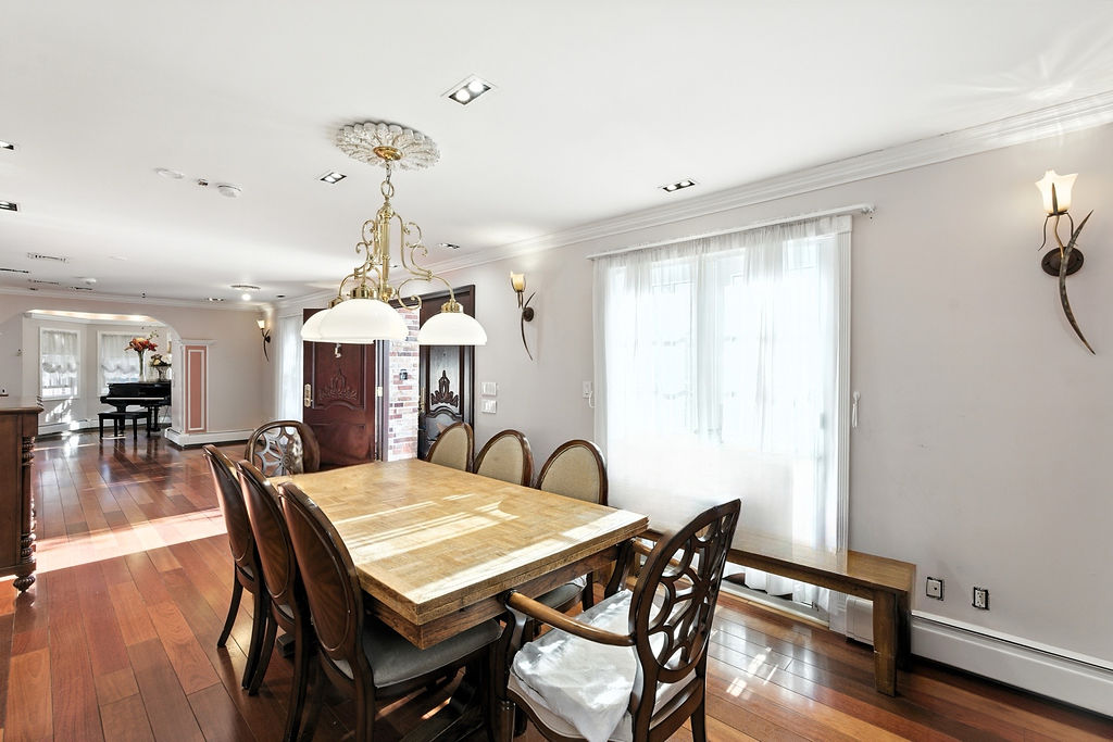 Howard Beach, New York, 11414, United States, 4 Bedrooms Bedrooms, ,4 BathroomsBathrooms,Residential,For Sale,1984168