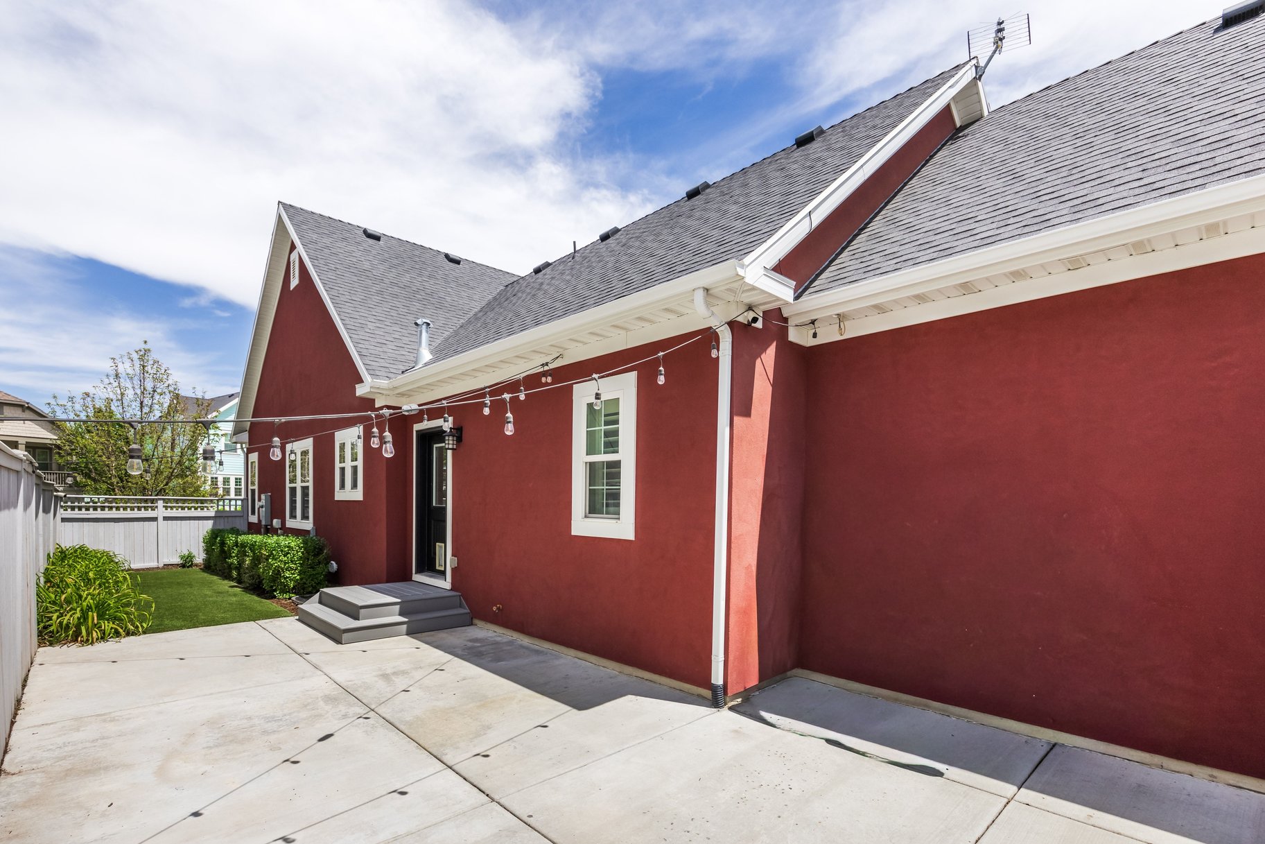  Move-In Ready in Daybreak — Steps from the Lake, Loaded with Custom Upgrades - 物件實景