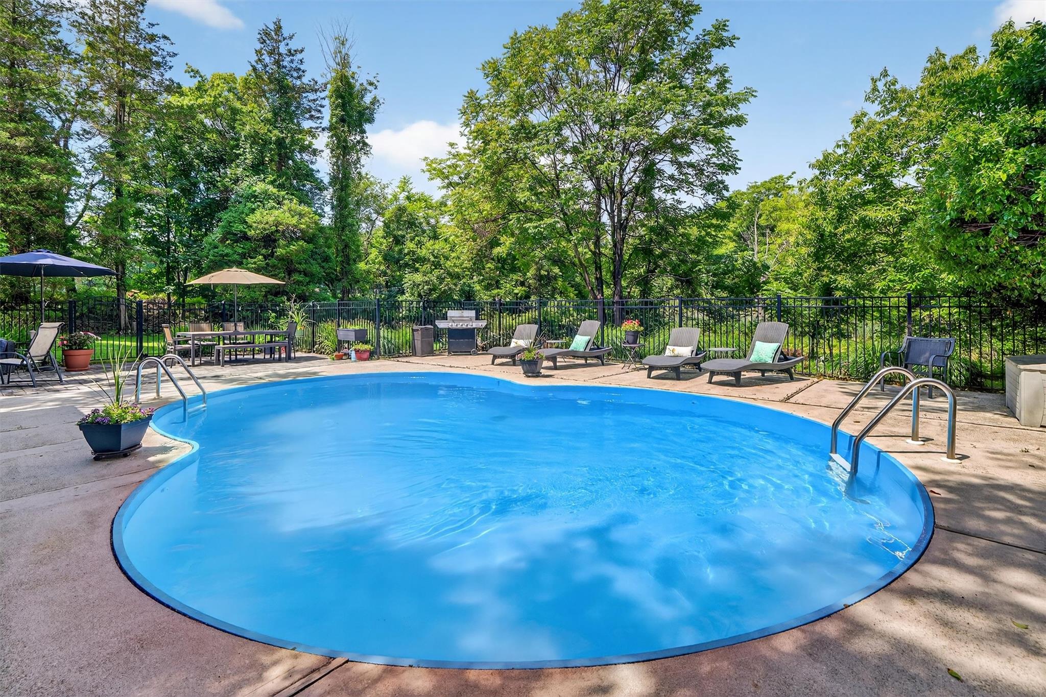 Airmont, New York, 10901, United States, 5 Bedrooms Bedrooms, ,3 BathroomsBathrooms,Residential,For Sale,1868827