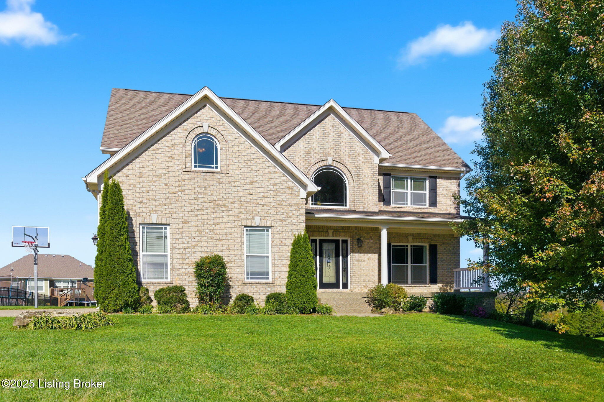 La Grange, Kentucky, 40031, United States, 5 Bedrooms Bedrooms, ,4 BathroomsBathrooms,Residential,For Sale,1971685