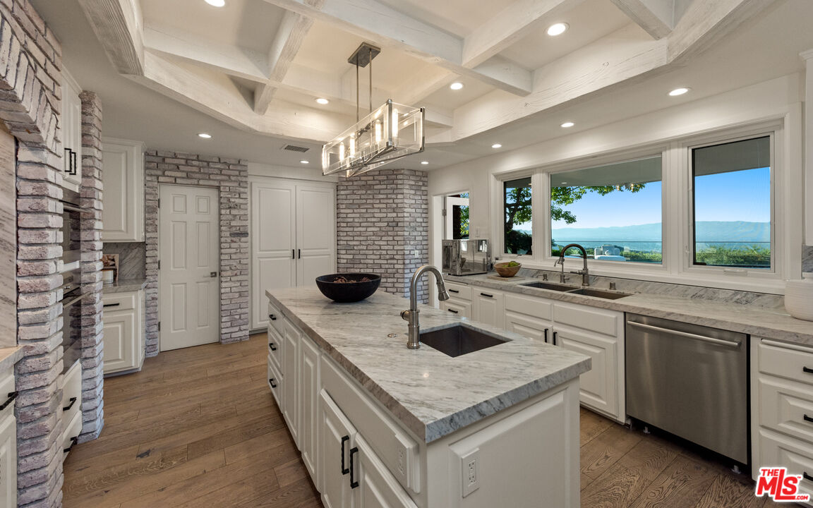 Los Angeles, California, 90049, United States, 5 Bedrooms Bedrooms, ,4 BathroomsBathrooms,Residential,For Sale,1889913